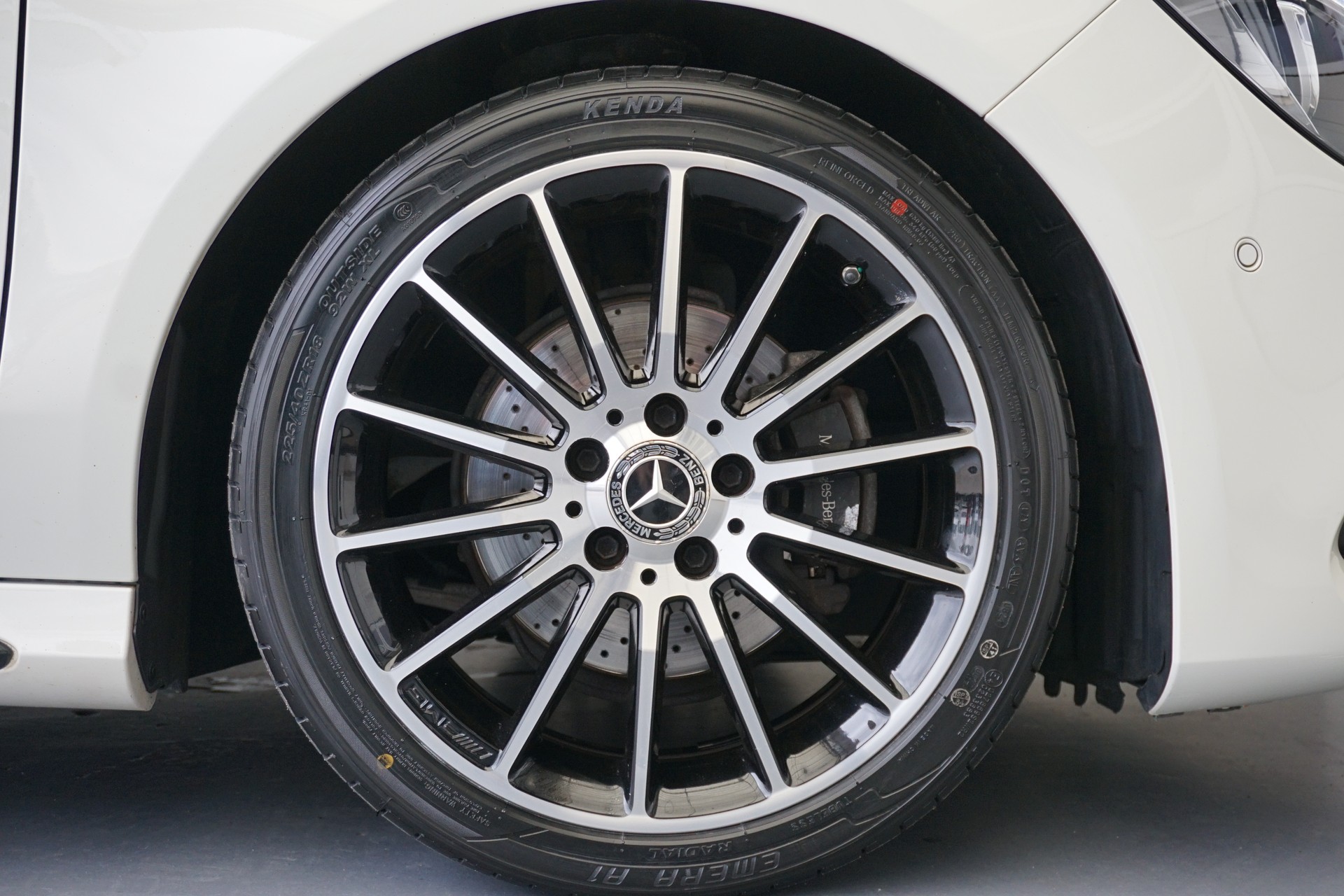 MERCEDES-BENZ CLA 200 AMG Line-image-11