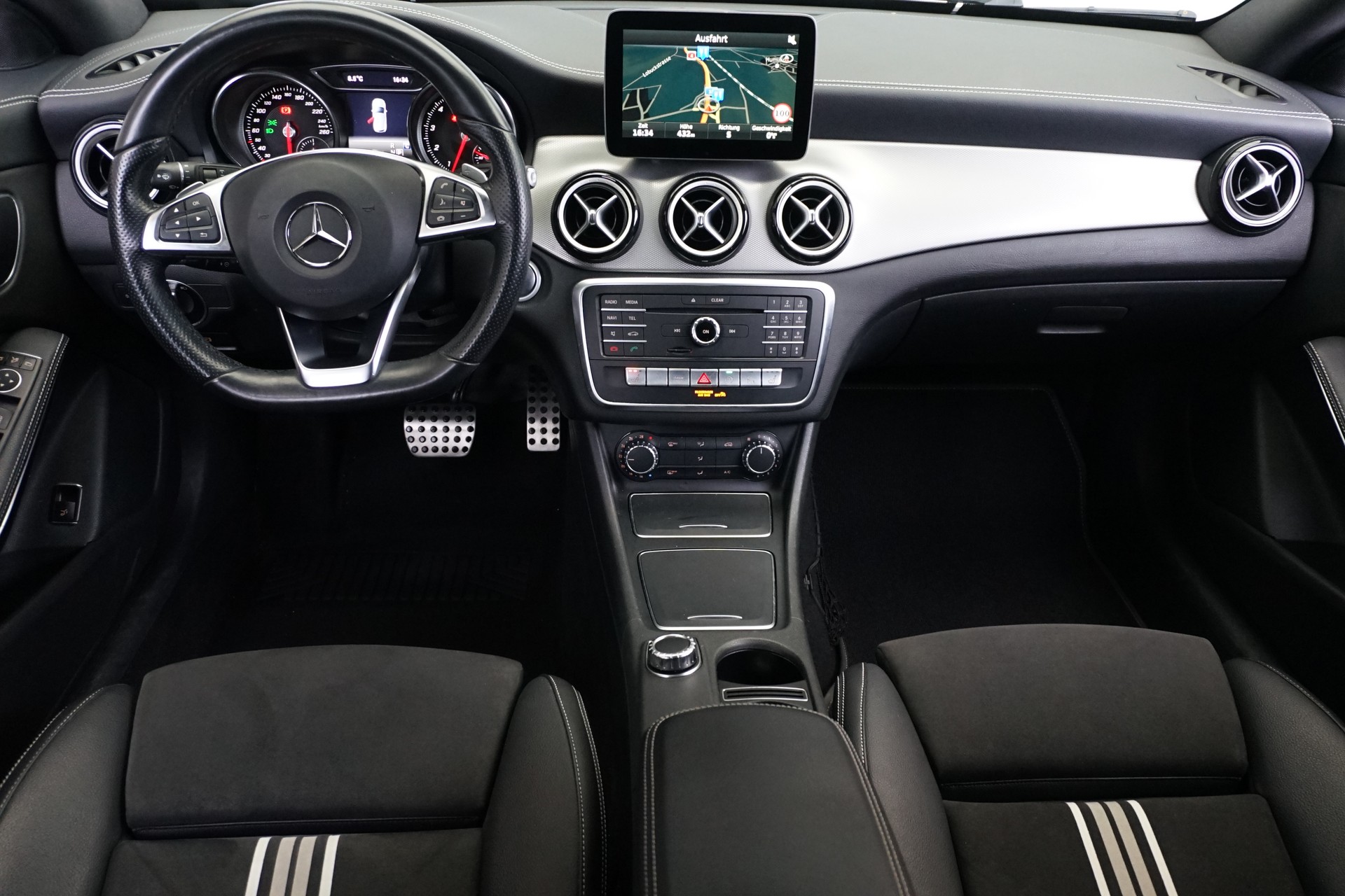 MERCEDES-BENZ CLA 200 AMG Line-image-14