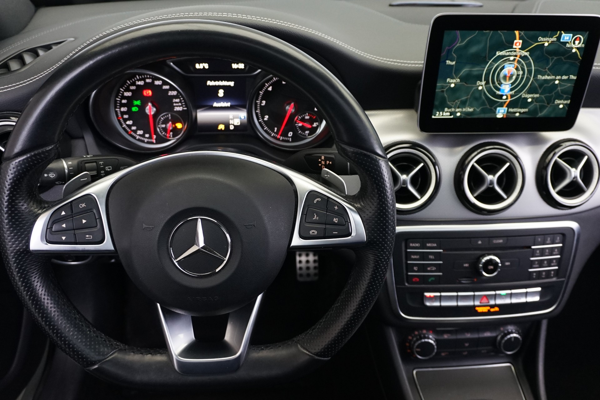 MERCEDES-BENZ CLA 200 AMG Line-image-15