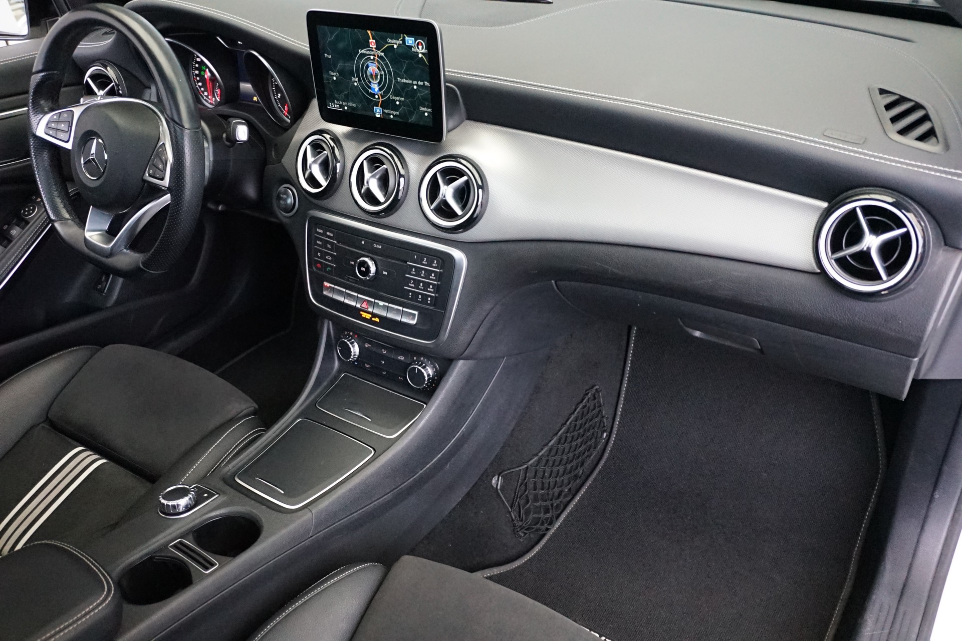 MERCEDES-BENZ CLA 200 AMG Line-image-18