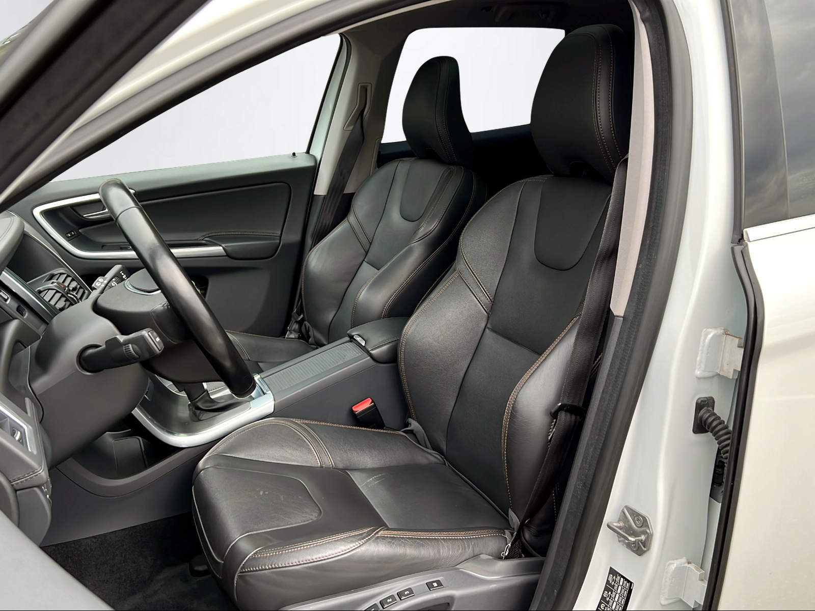VOLVO XC60 2.0 T6 Executive Plus AWD S/S-image-14