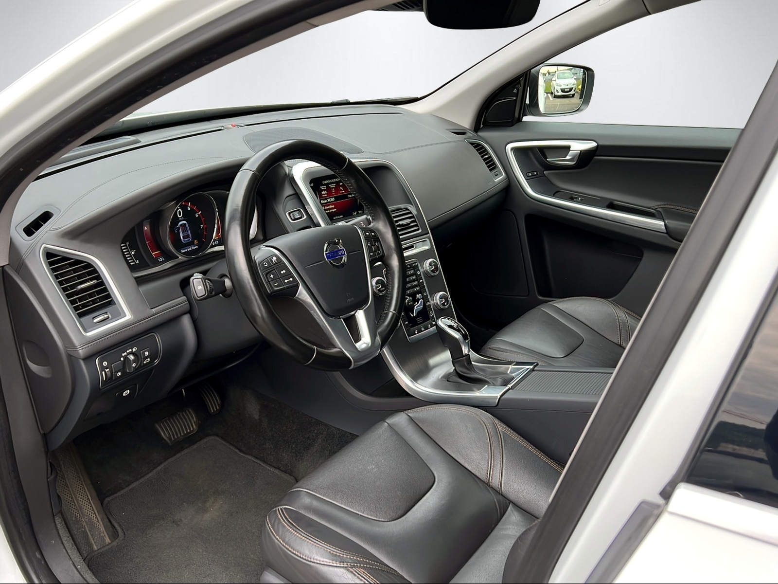 VOLVO XC60 2.0 T6 Executive Plus AWD S/S-image-13