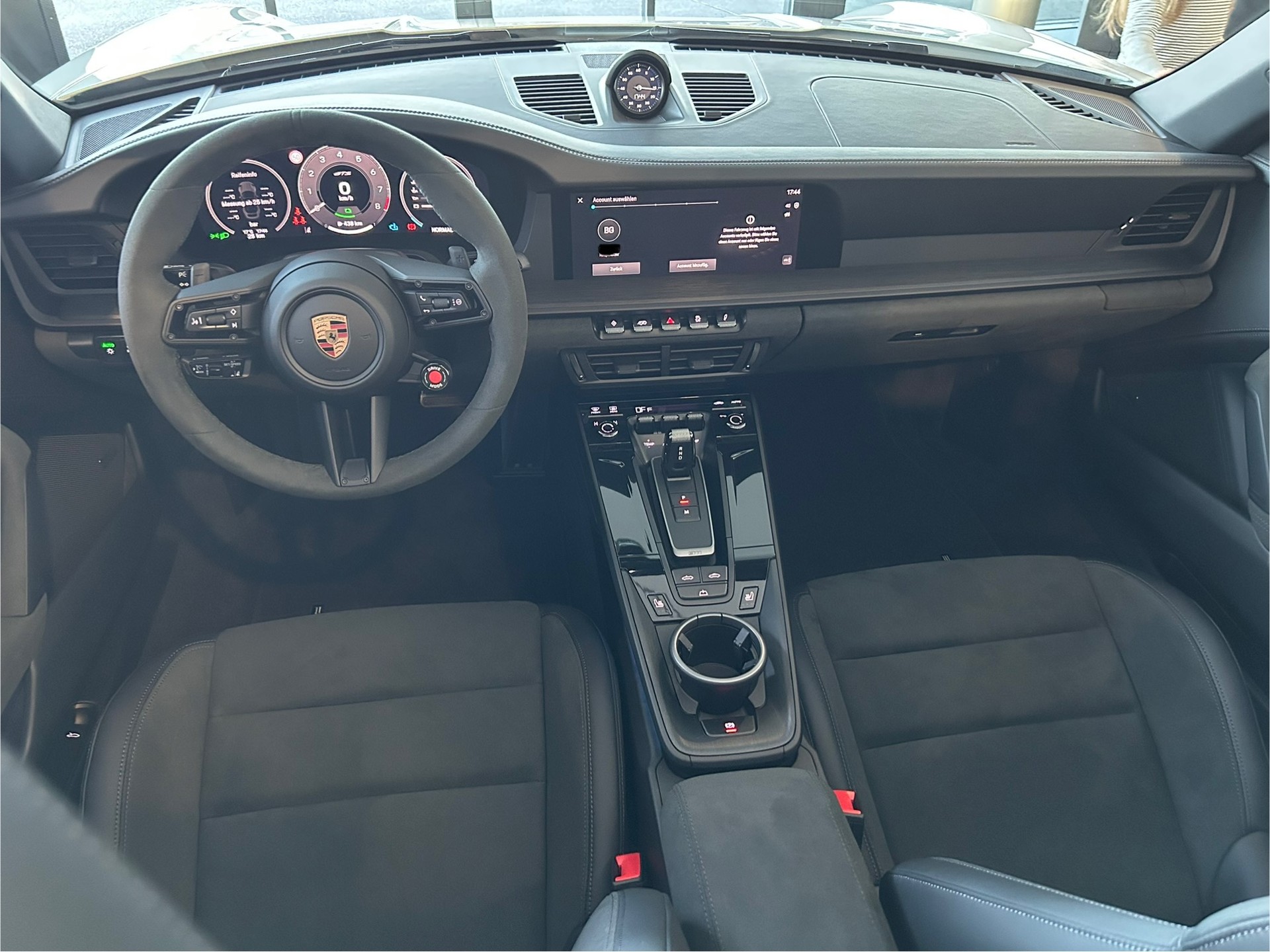 PORSCHE 911 Carrera 4 GTS Cabrio 3.6 (992.2)-image-9