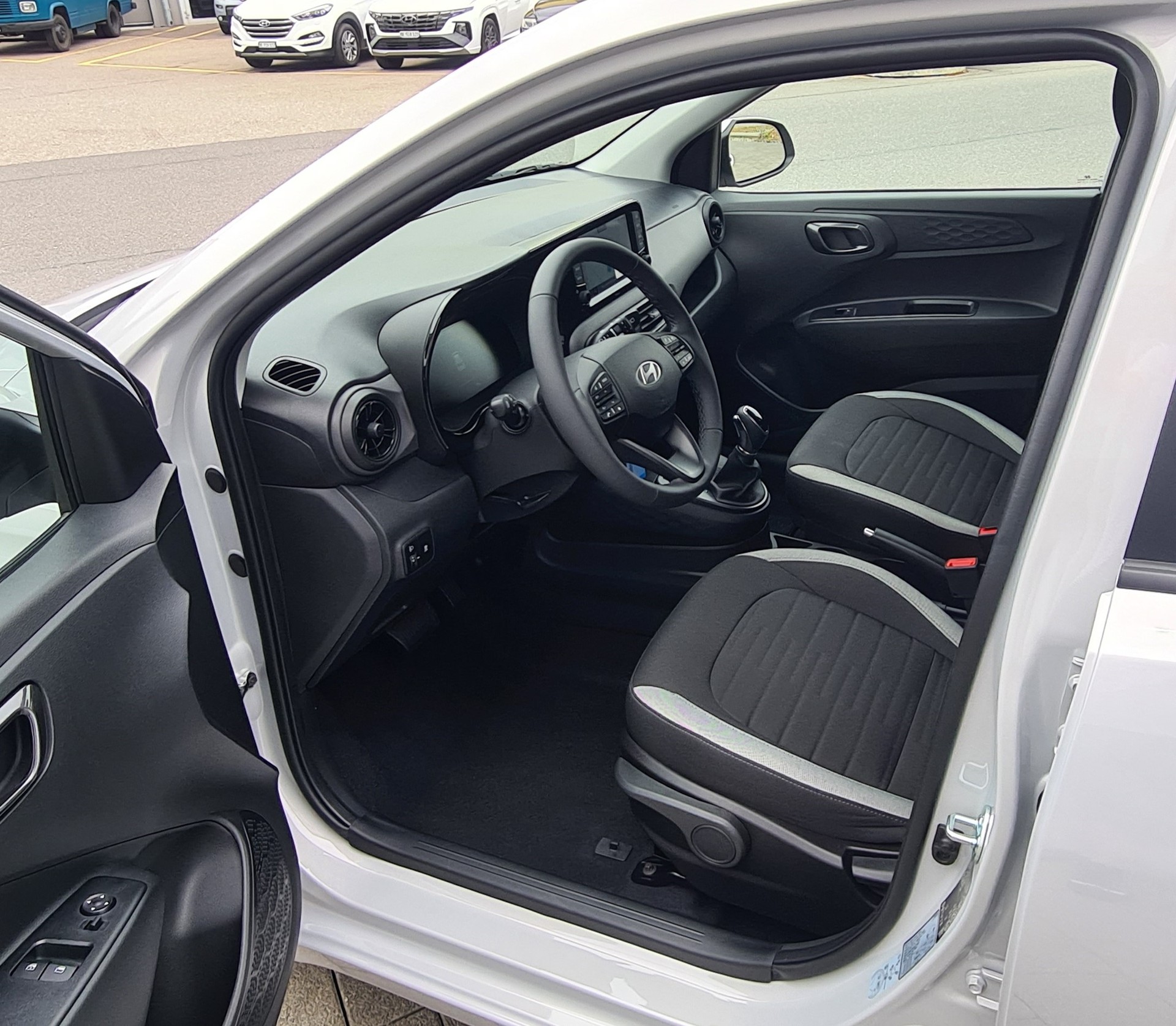 HYUNDAI i10 1.2 Amplia Aut.-image-9