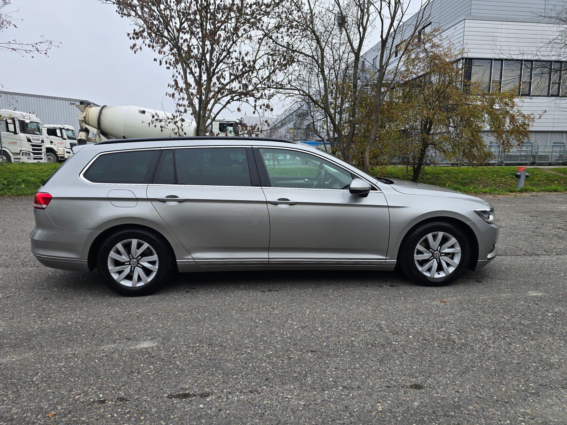 VW Passat Variant 1.6 TDI Business DSG-image-8