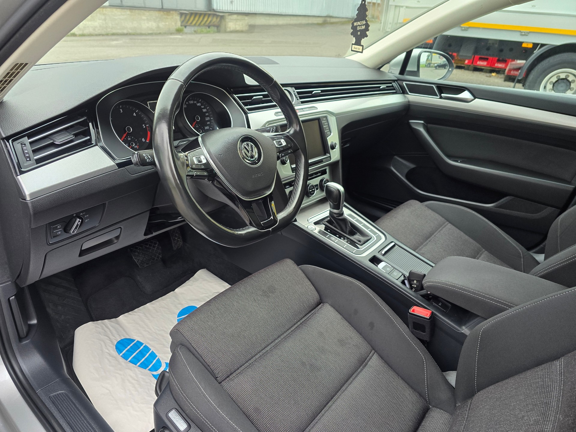 VW Passat Variant 1.6 TDI Business DSG-image-11