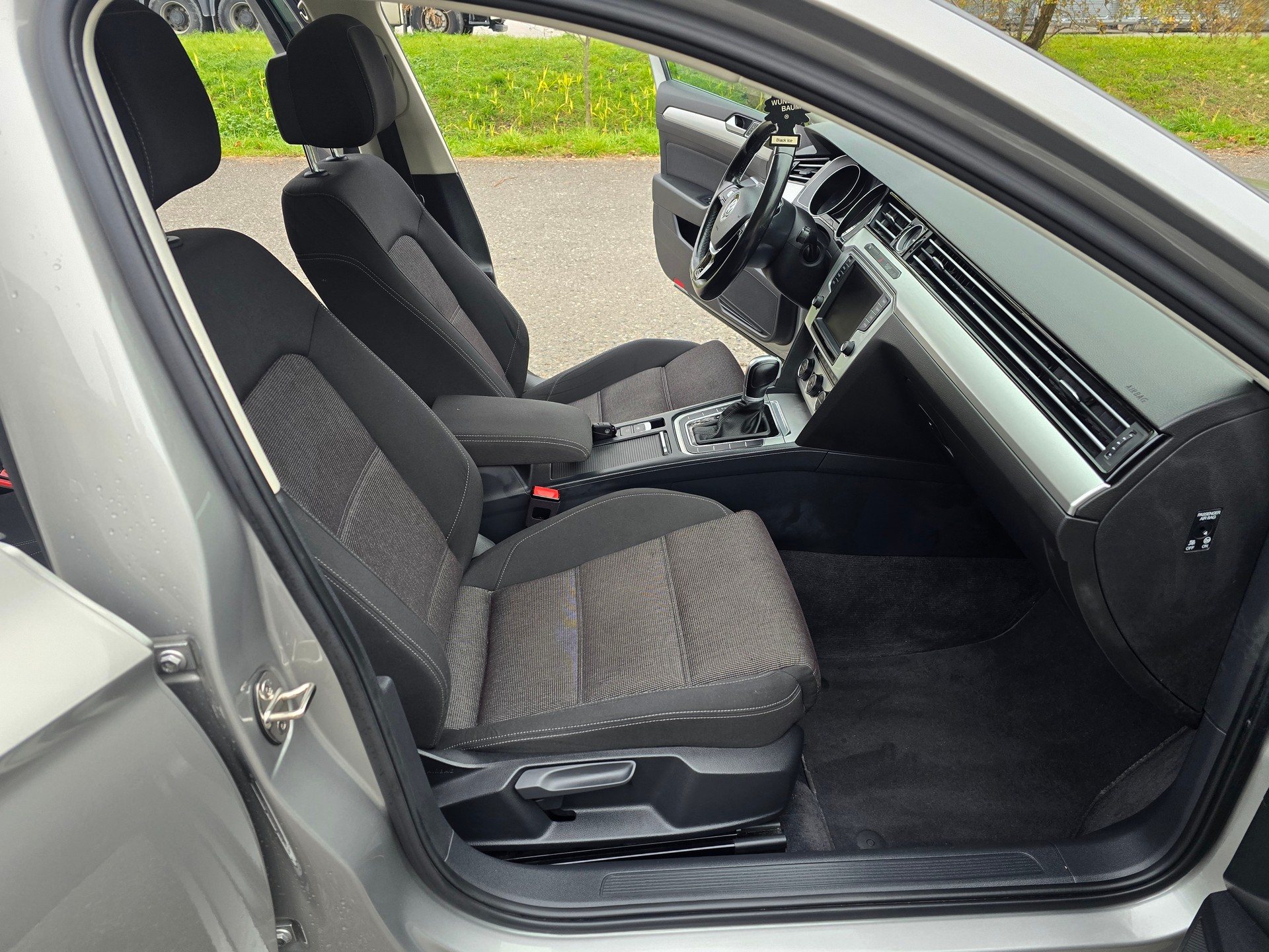VW Passat Variant 1.6 TDI Business DSG-image-14