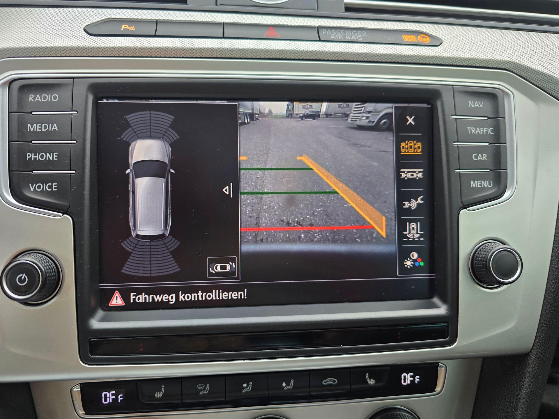 VW Passat Variant 1.6 TDI Business DSG-image-23