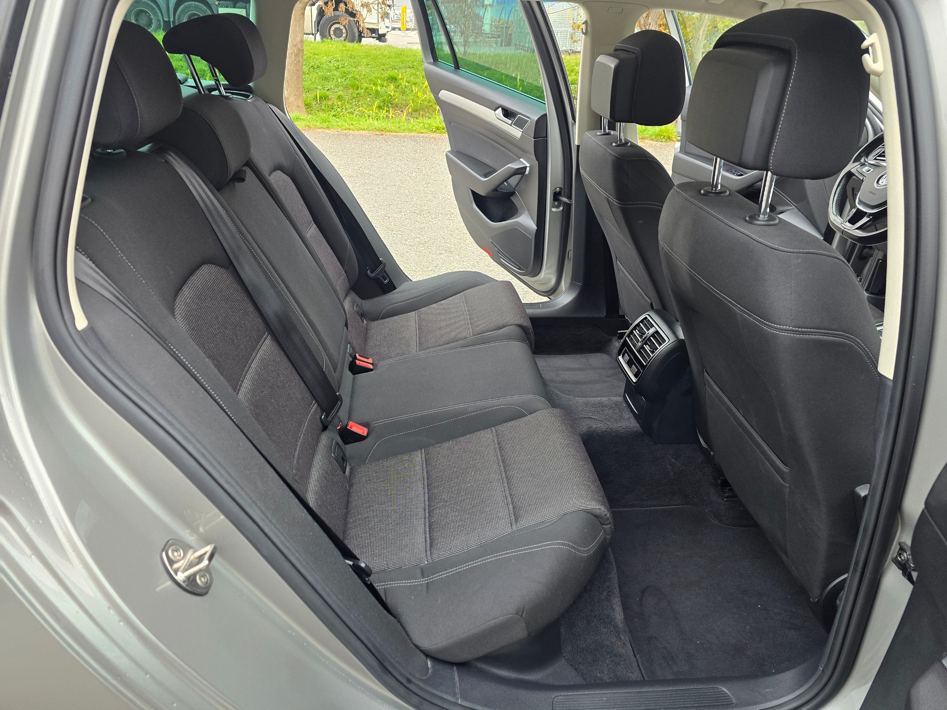 VW Passat Variant 1.6 TDI Business DSG-image-15