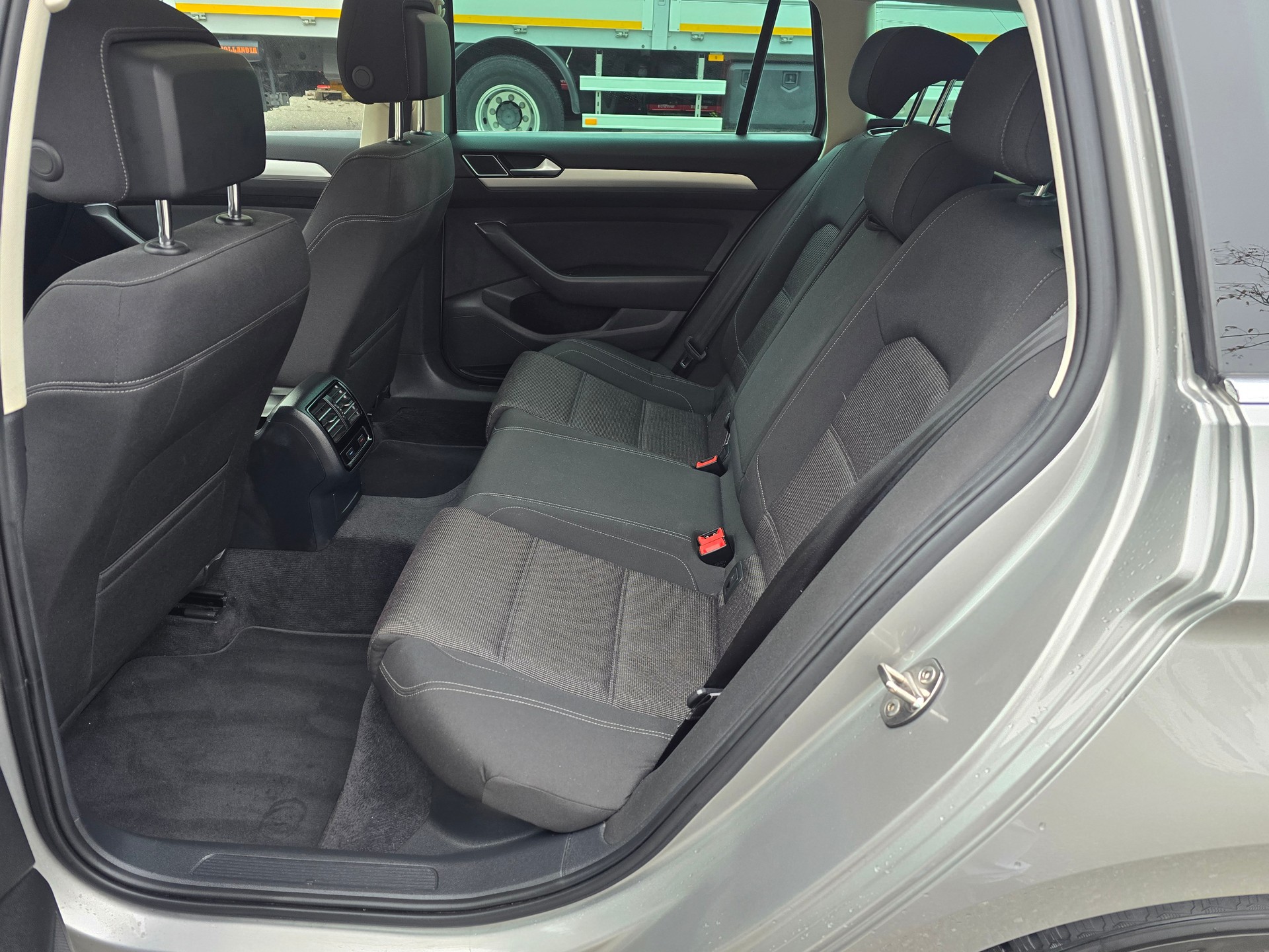 VW Passat Variant 1.6 TDI Business DSG-image-13