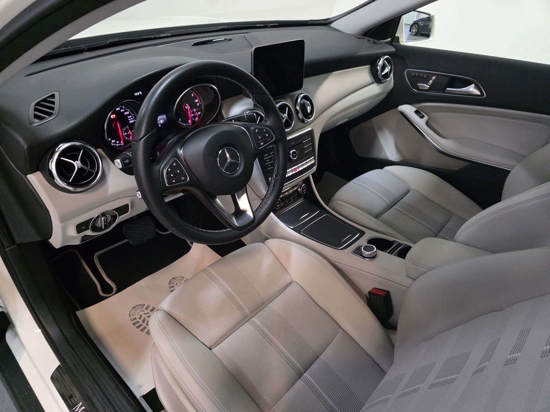 MERCEDES-BENZ GLA 200 d Swiss Star Edition Urban 4Matic 7G-DCT-image-19