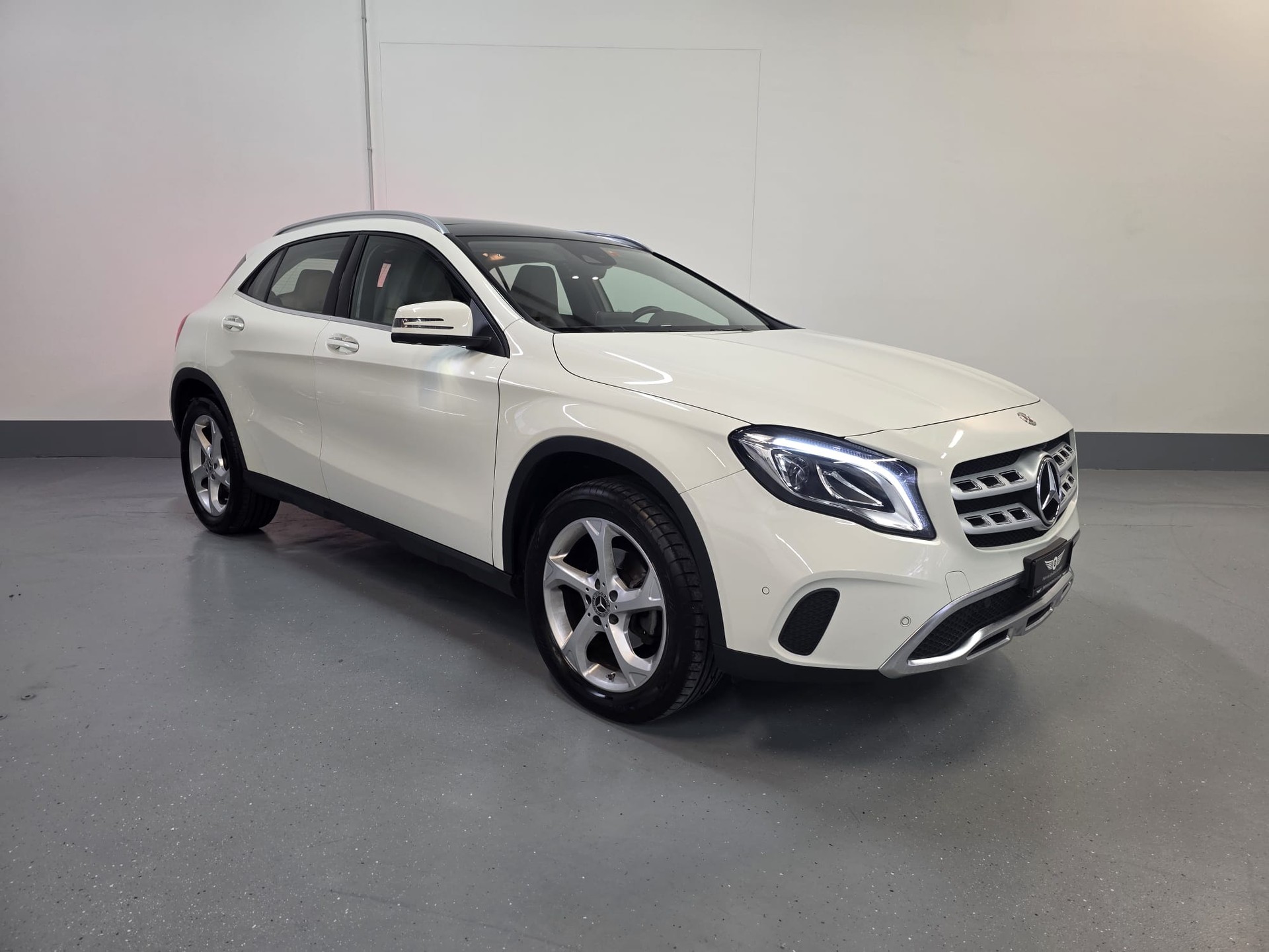 MERCEDES-BENZ GLA 200 d Swiss Star Edition Urban 4Matic 7G-DCT-image-2