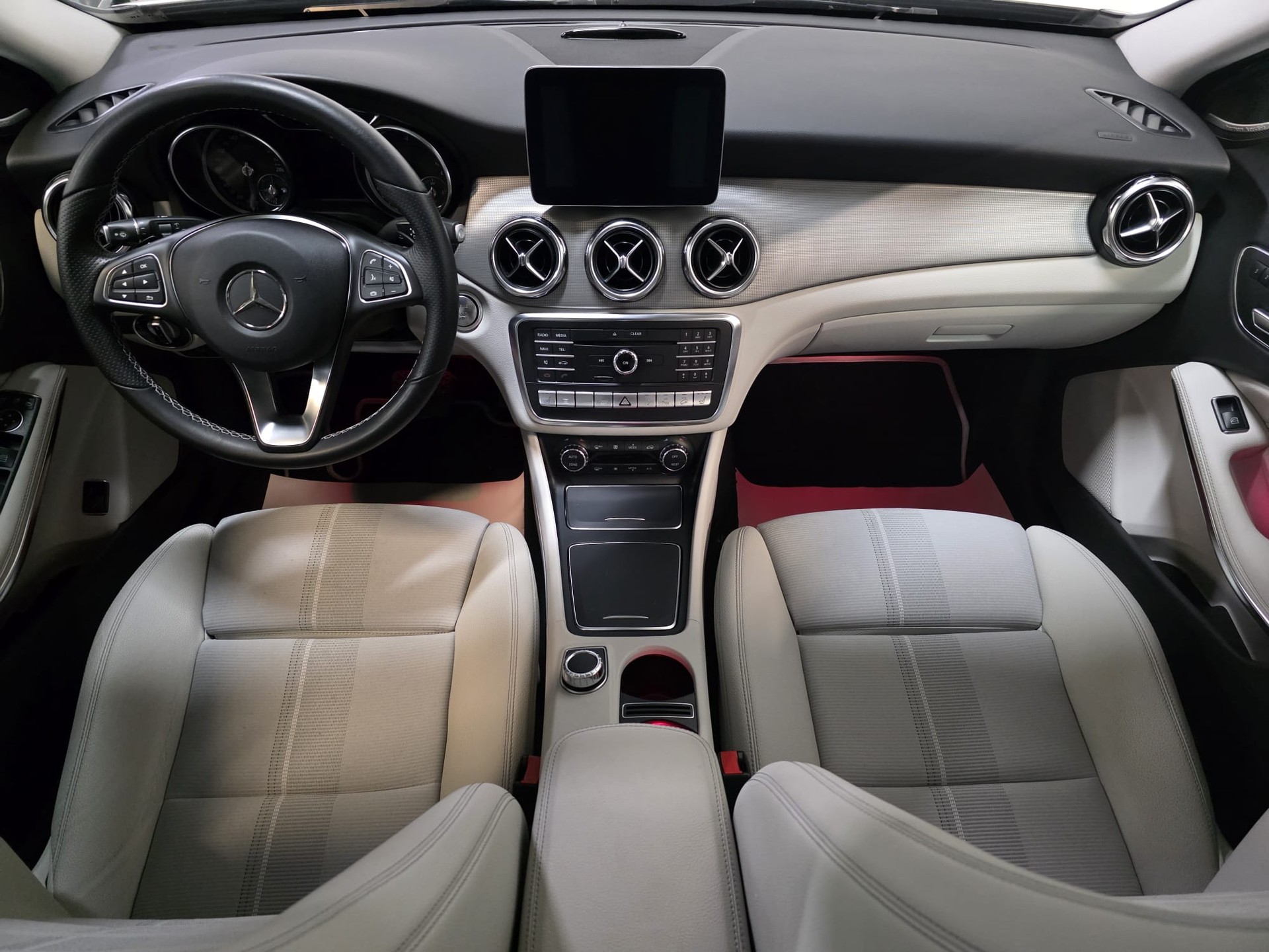 MERCEDES-BENZ GLA 200 d Swiss Star Edition Urban 4Matic 7G-DCT-image-18