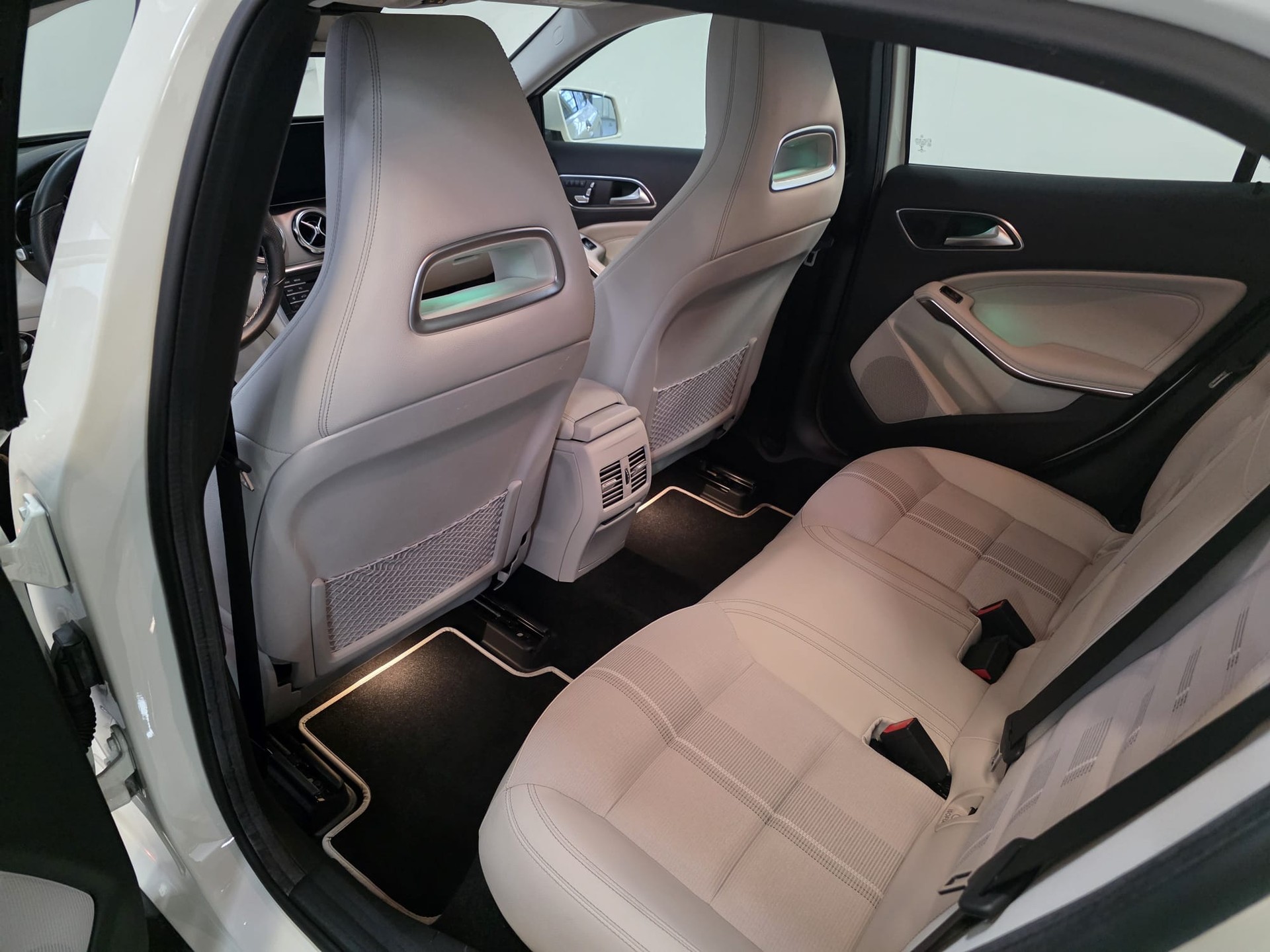 MERCEDES-BENZ GLA 200 d Swiss Star Edition Urban 4Matic 7G-DCT-image-21