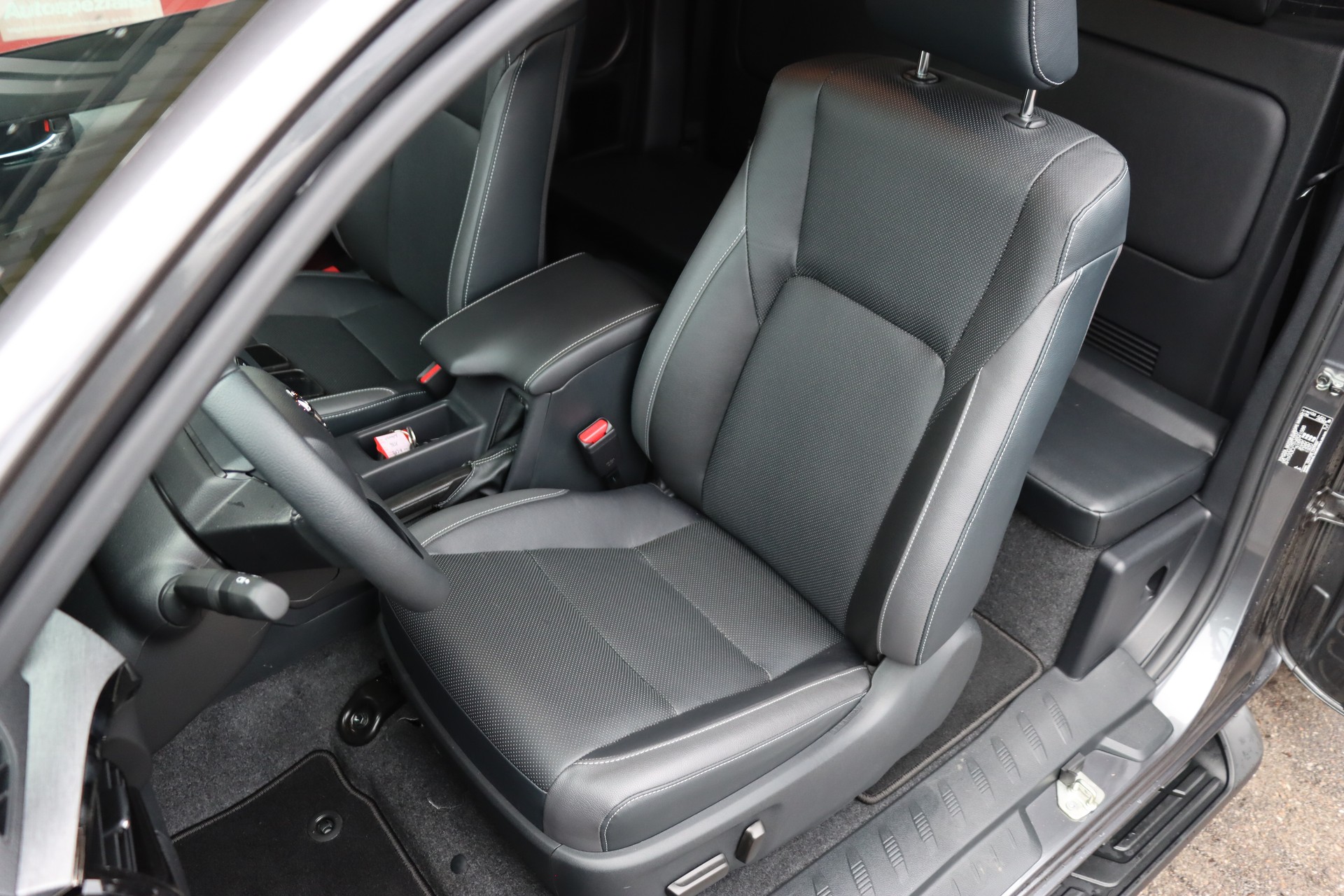 TOYOTA 2.8D-4D Invincible X- Cap 4x4 Automat-image-12