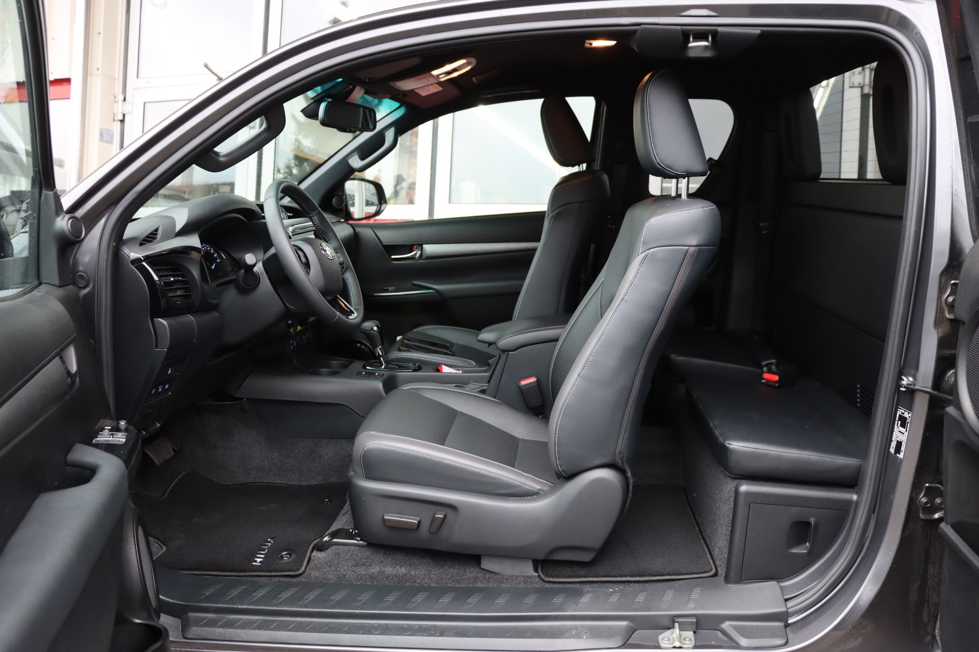 TOYOTA 2.8D-4D Invincible X- Cap 4x4 Automat-image-10