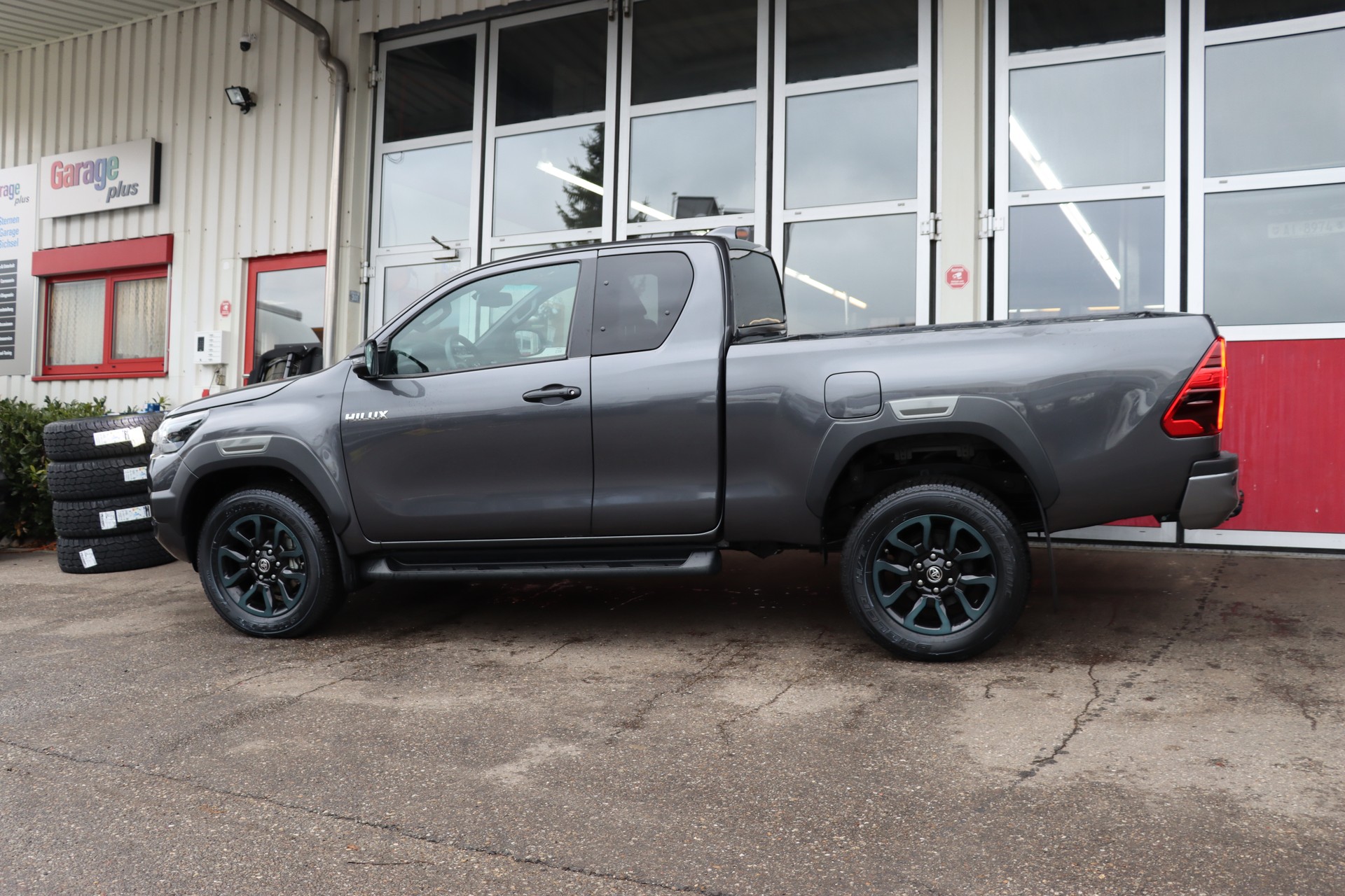 TOYOTA 2.8D-4D Invincible X- Cap 4x4 Automat-image-5