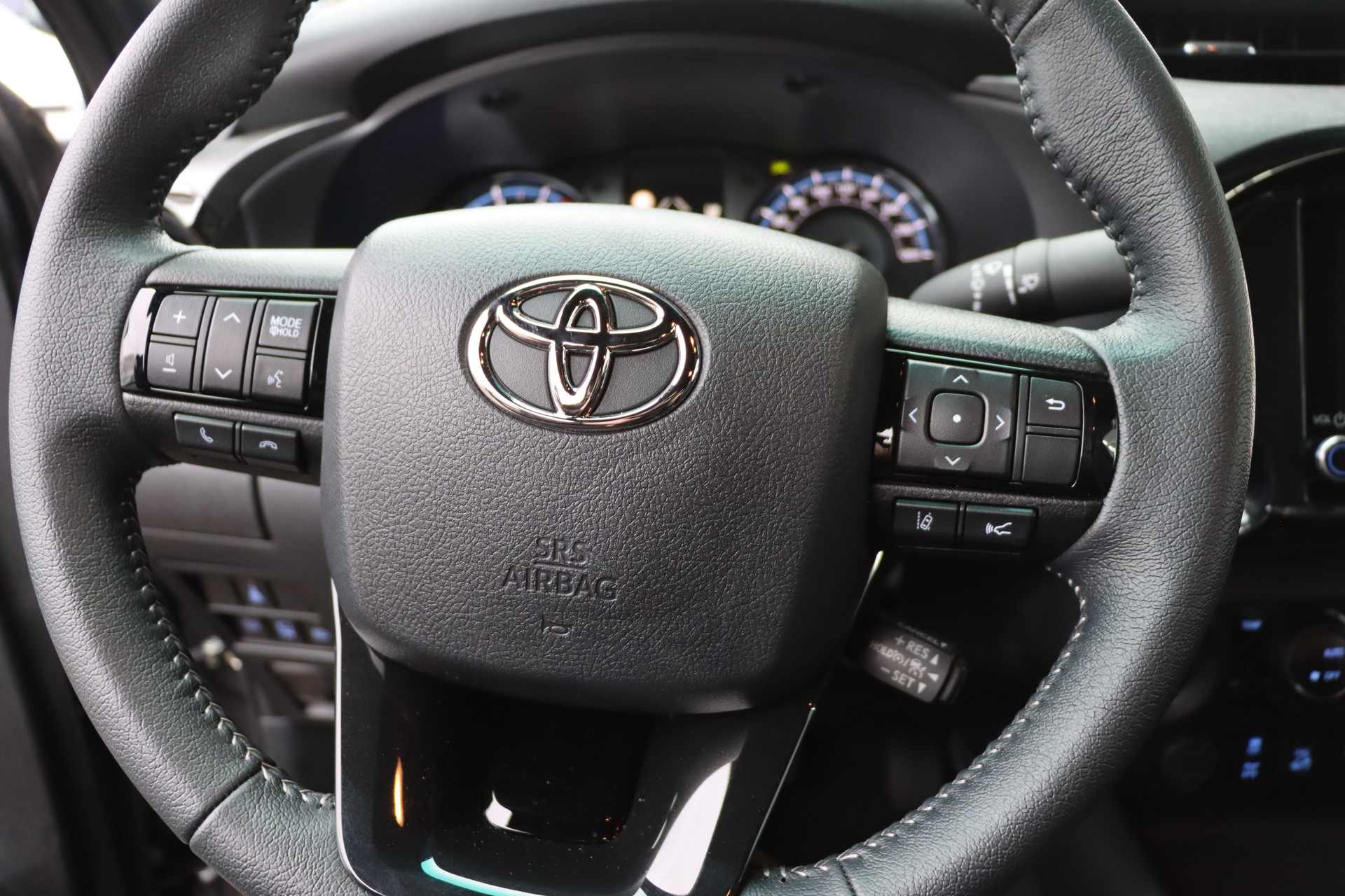 TOYOTA 2.8D-4D Invincible X- Cap 4x4 Automat-image-18