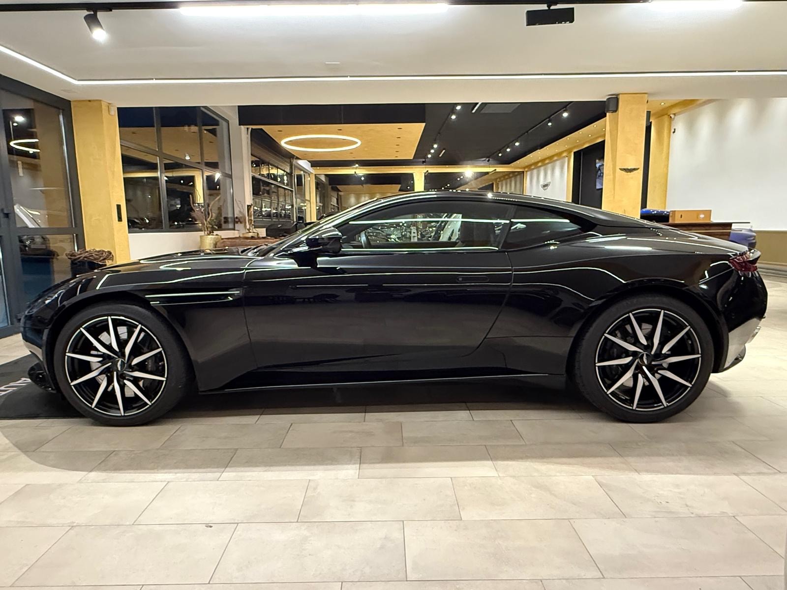 ASTON MARTIN DB11 V8 Touchtronic 3-image-3