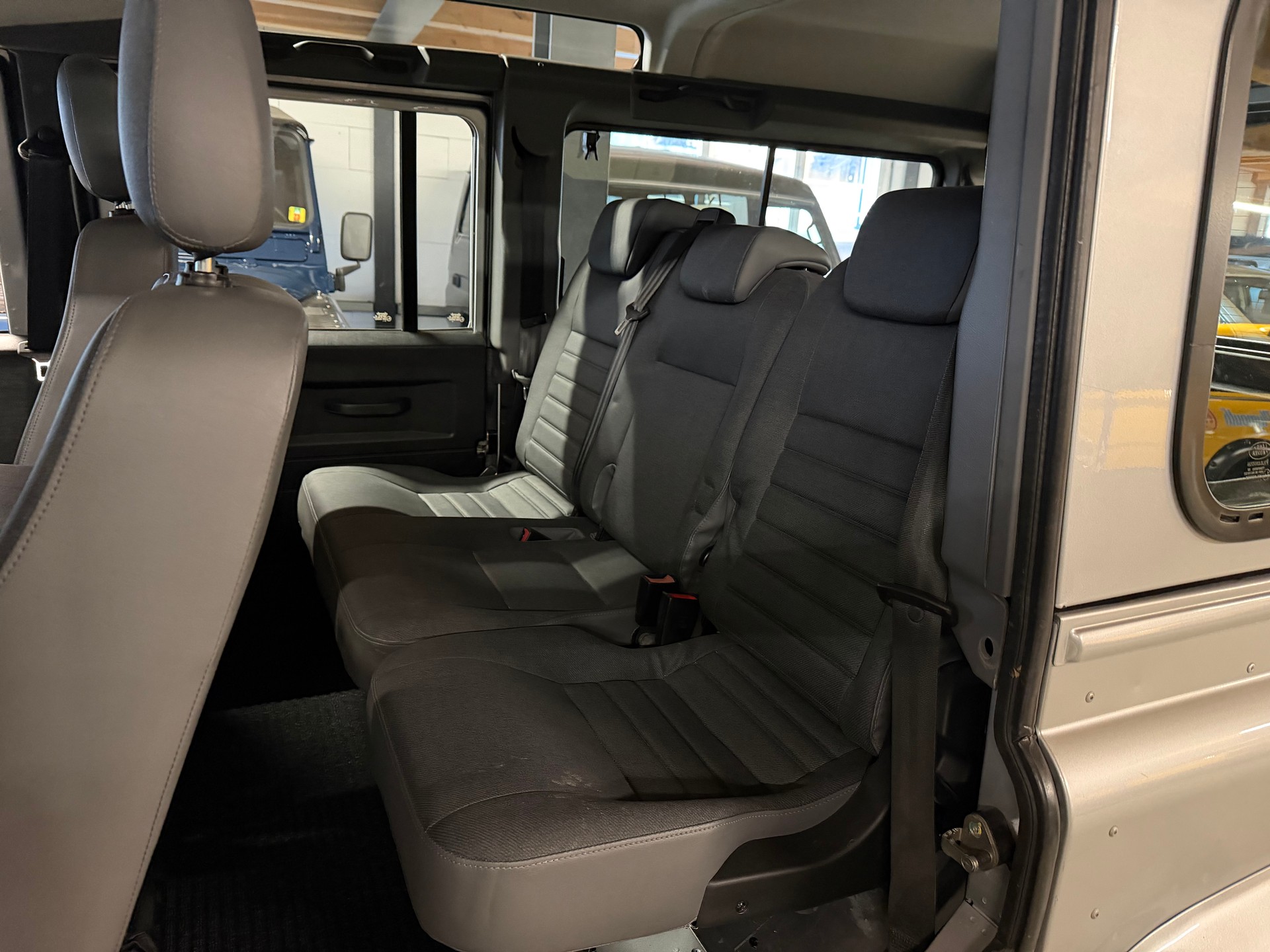 LAND ROVER Defender 110 2.2 TD4 Station Wagon-image-14