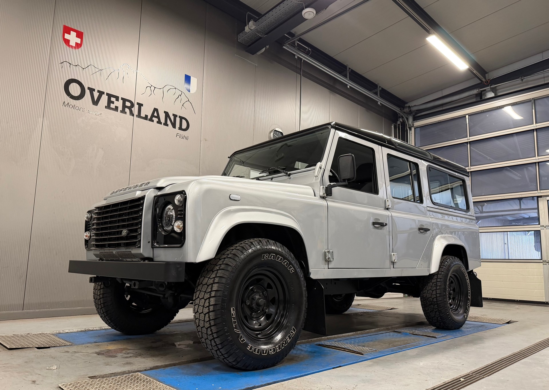 LAND ROVER Defender 110 2.2 TD4 Station Wagon-image-16