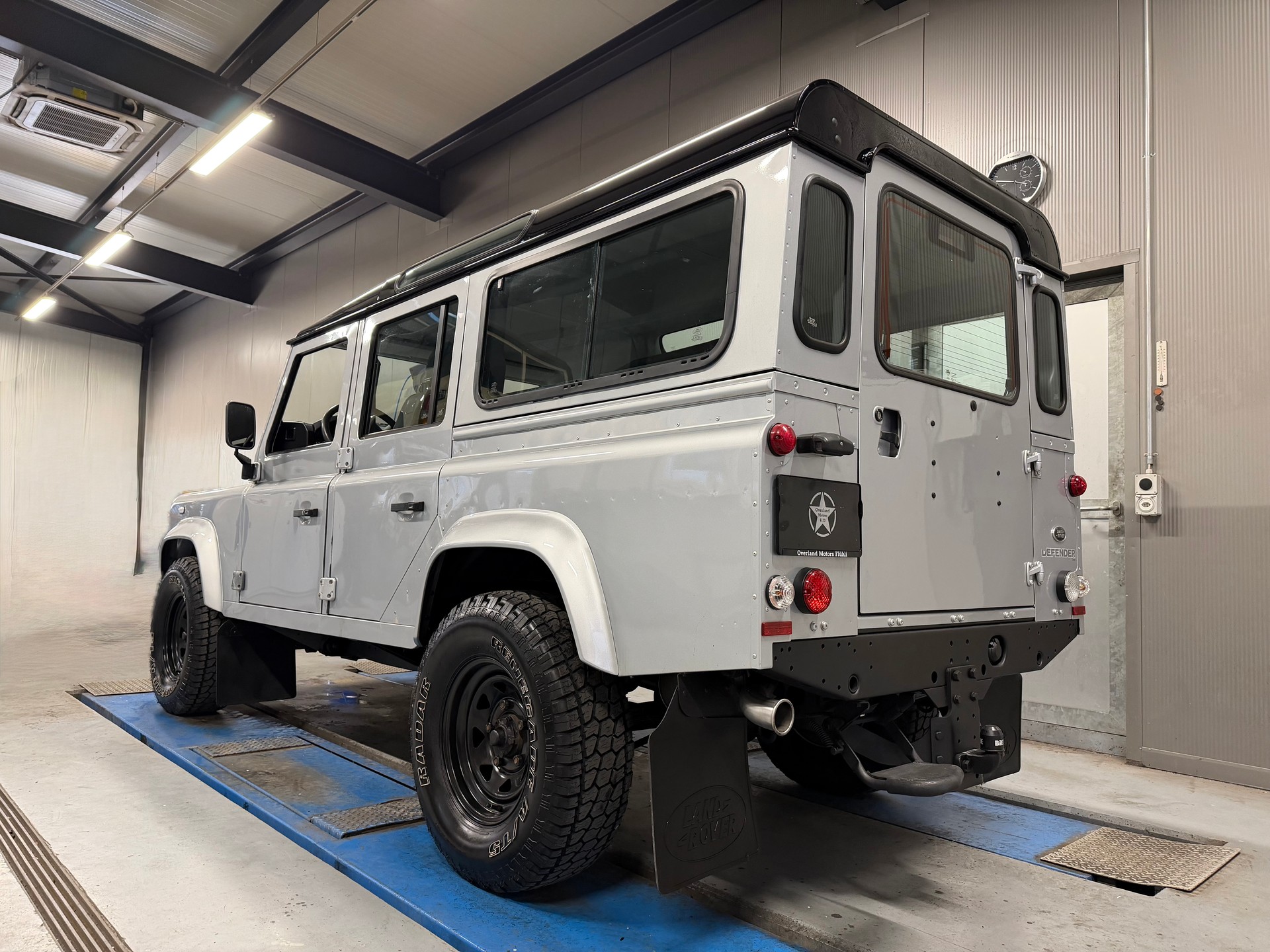 LAND ROVER Defender 110 2.2 TD4 Station Wagon-image-3