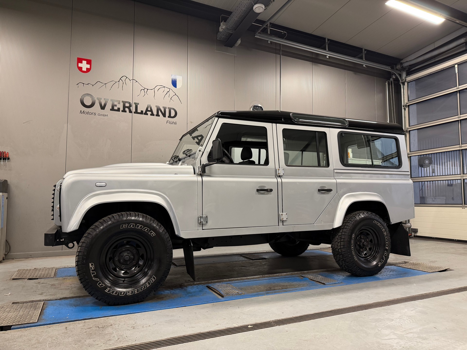 LAND ROVER Defender 110 2.2 TD4 Station Wagon-image-1