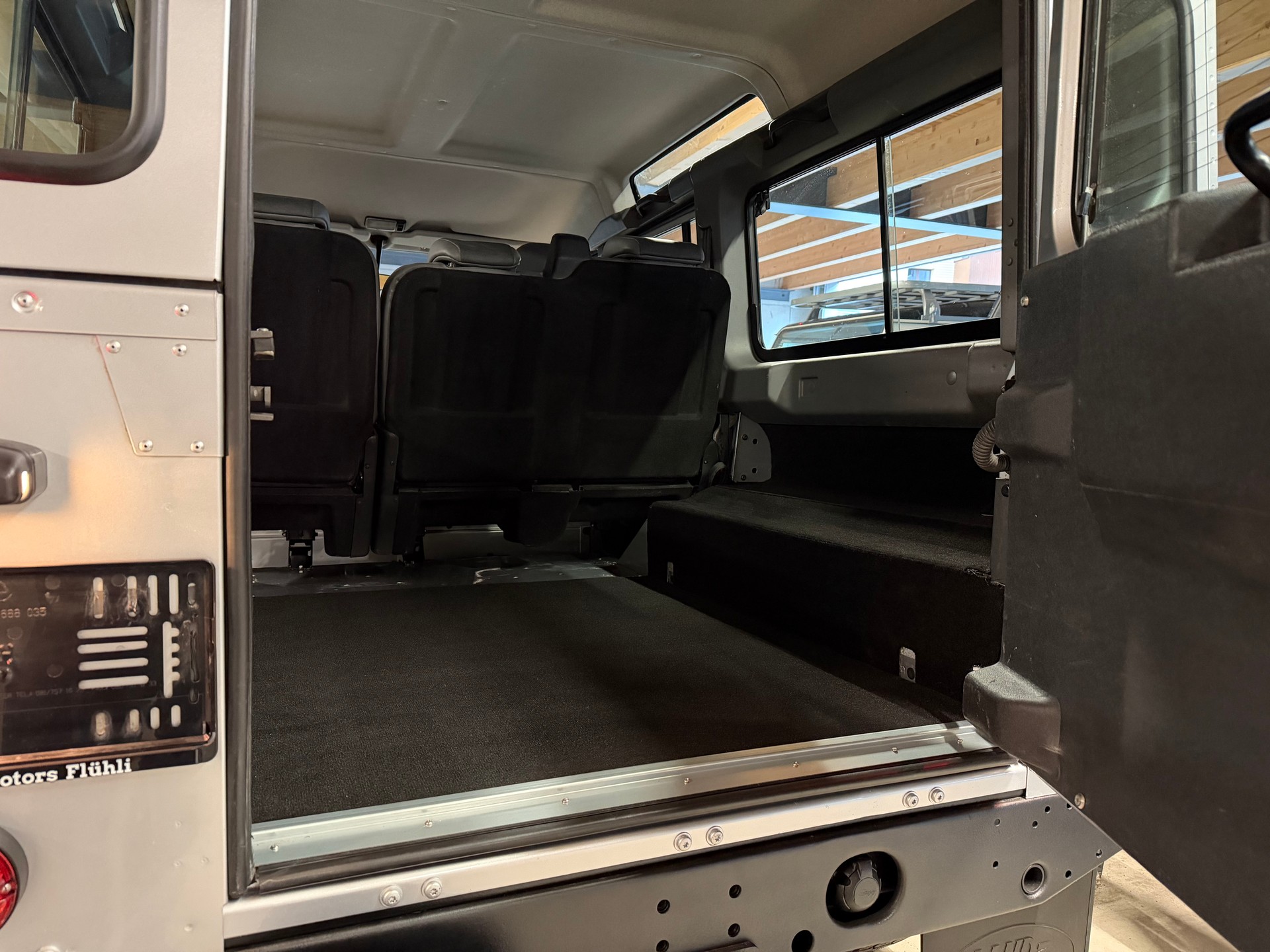 LAND ROVER Defender 110 2.2 TD4 Station Wagon-image-15