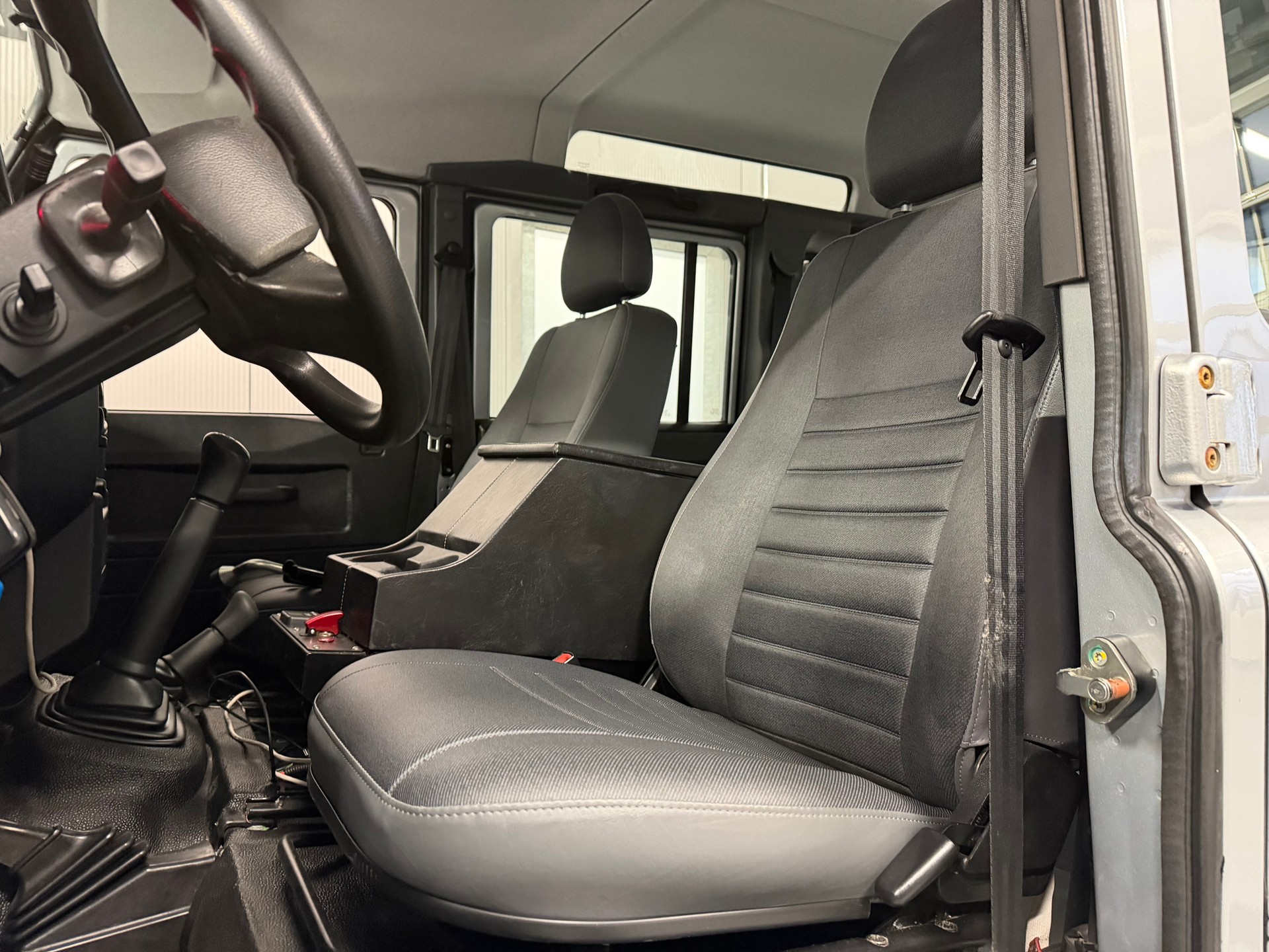 LAND ROVER Defender 110 2.2 TD4 Station Wagon-image-10