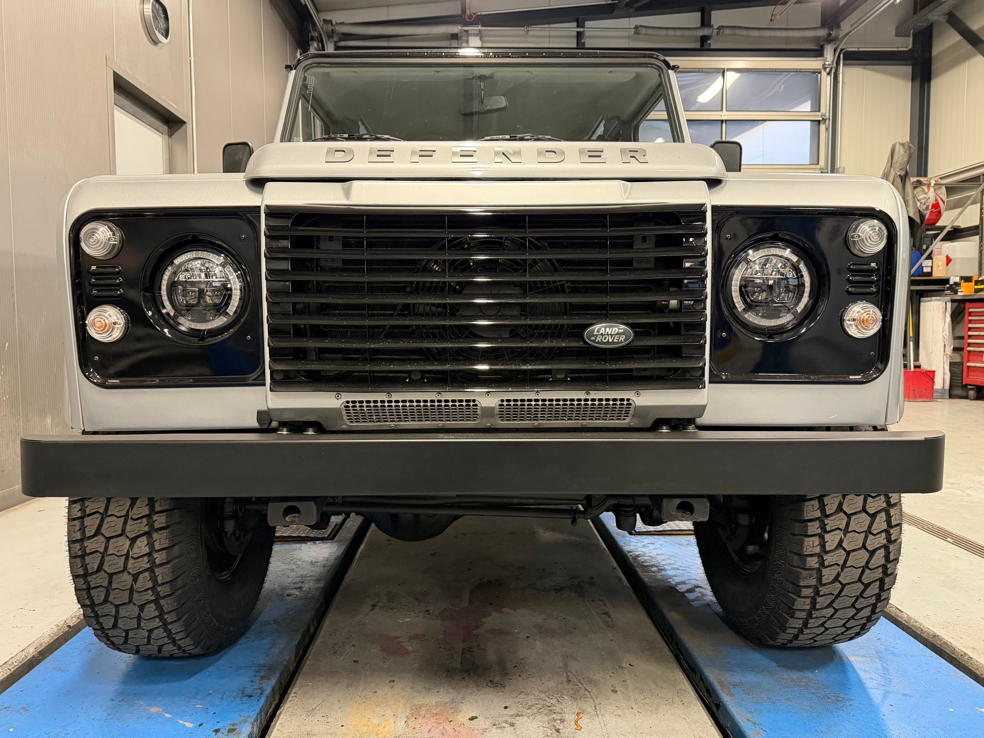 LAND ROVER Defender 110 2.2 TD4 Station Wagon-image-7