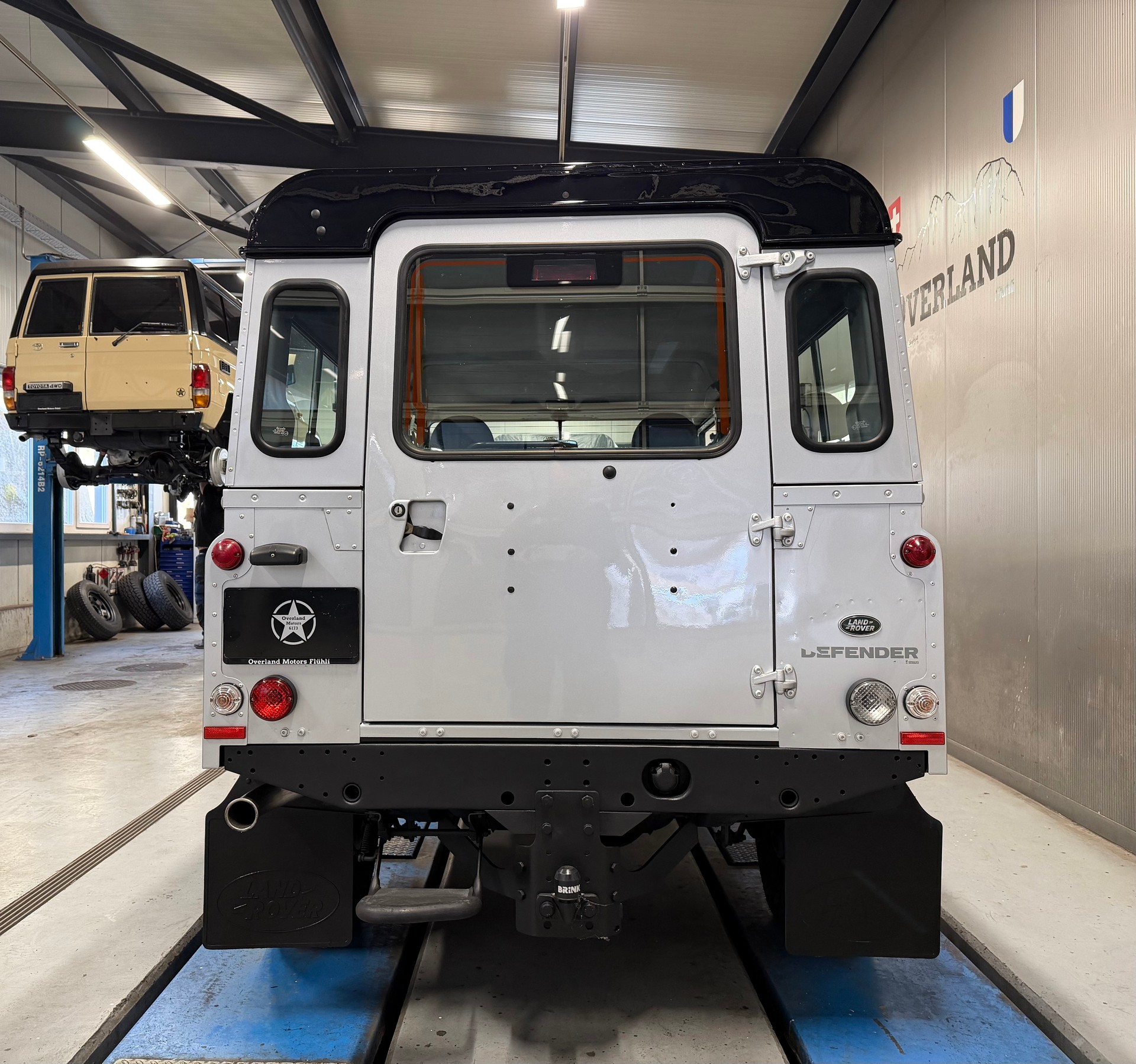 LAND ROVER Defender 110 2.2 TD4 Station Wagon-image-4