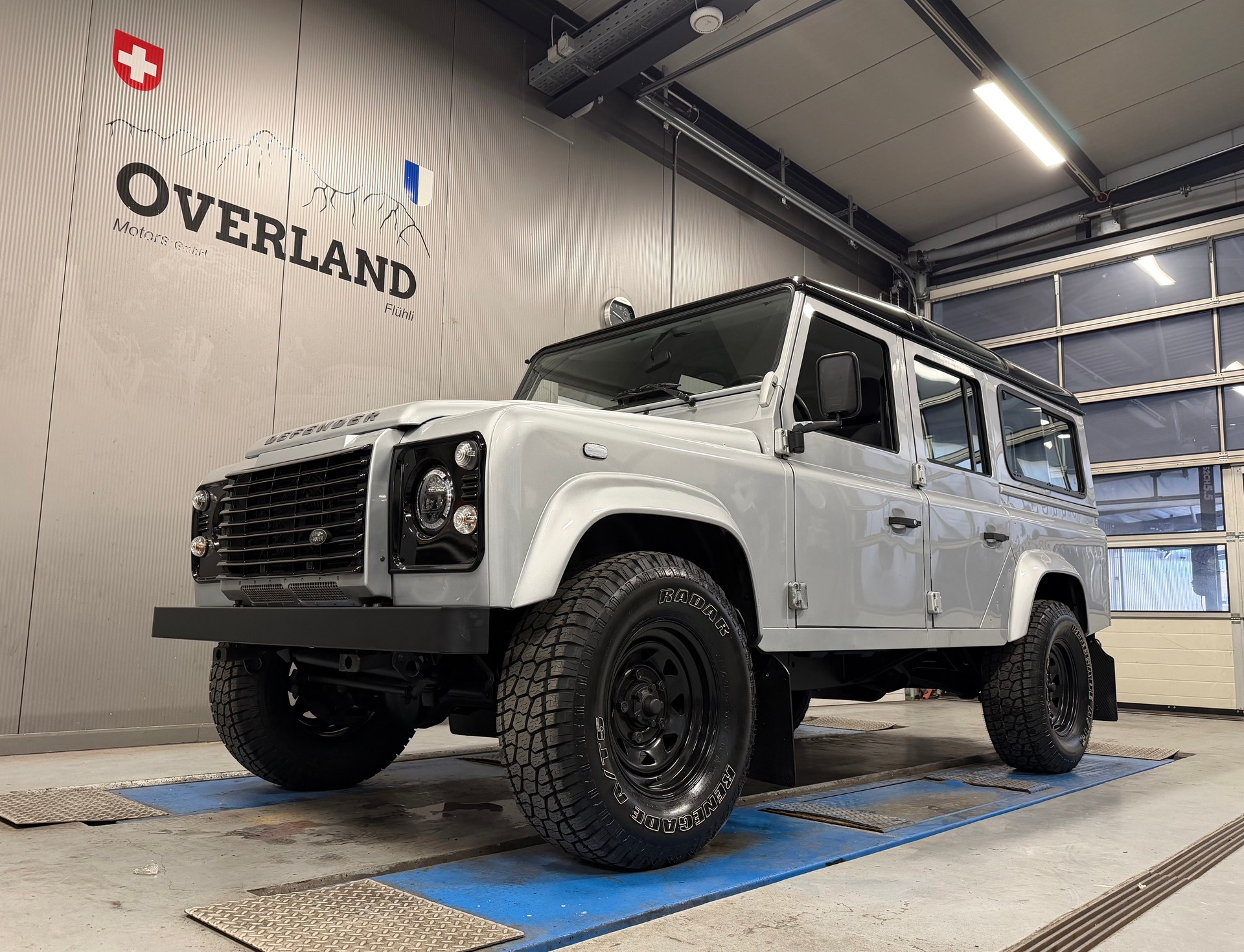 LAND ROVER Defender 110 2.2 TD4 Station Wagon-image-8