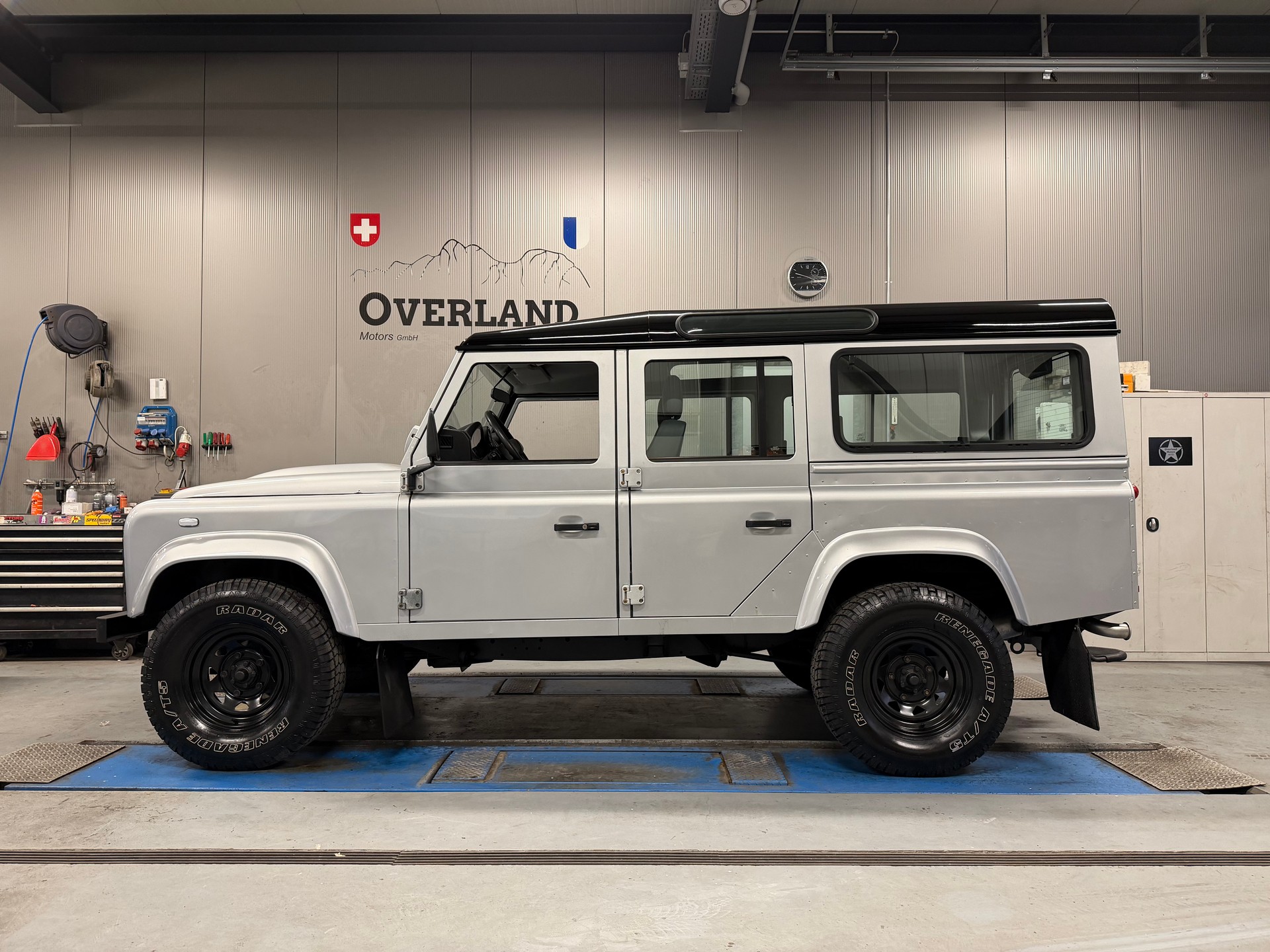 LAND ROVER Defender 110 2.2 TD4 Station Wagon-image-2