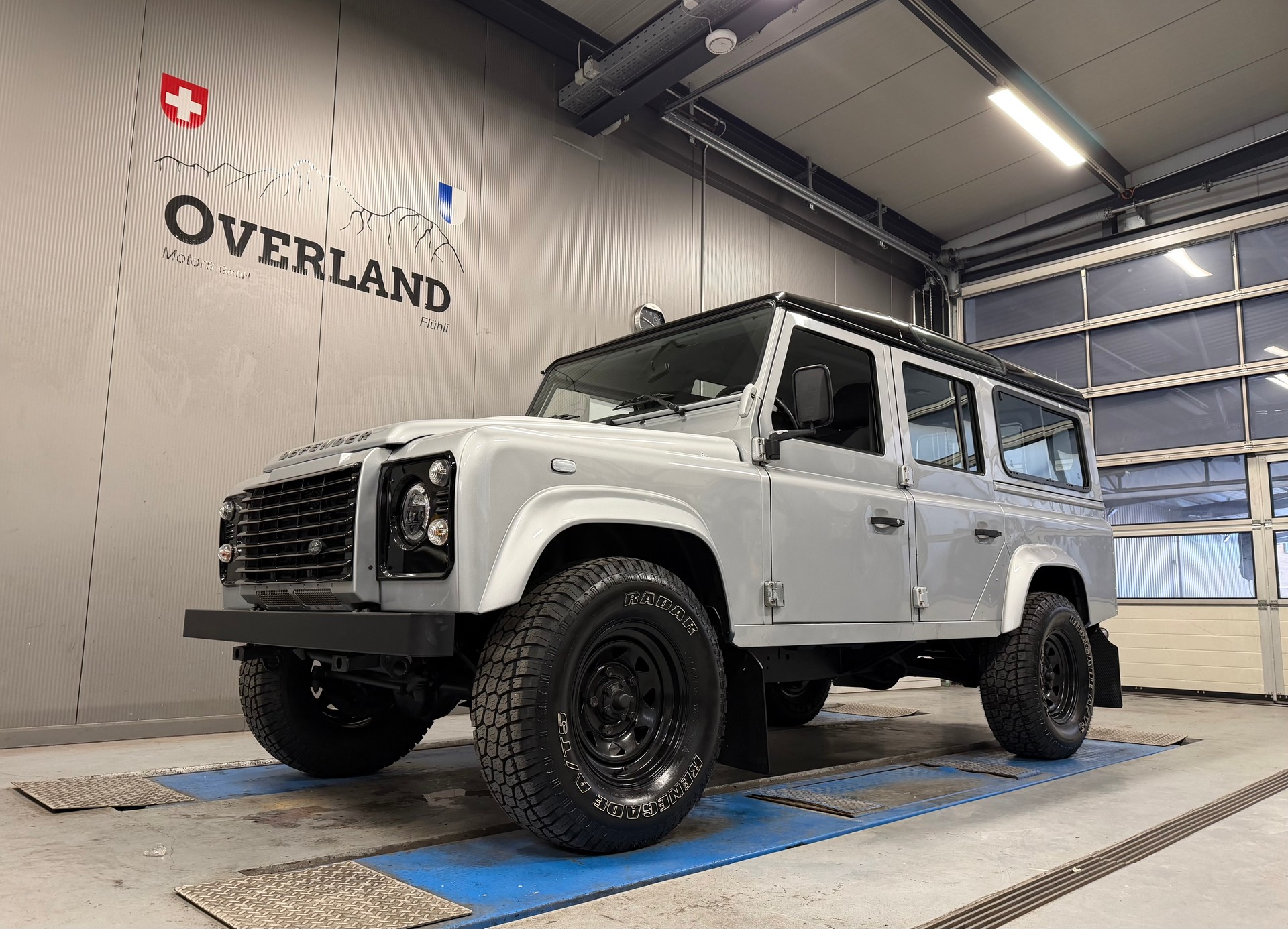 LAND ROVER Defender 110 2.2 TD4 Station Wagon-image-0