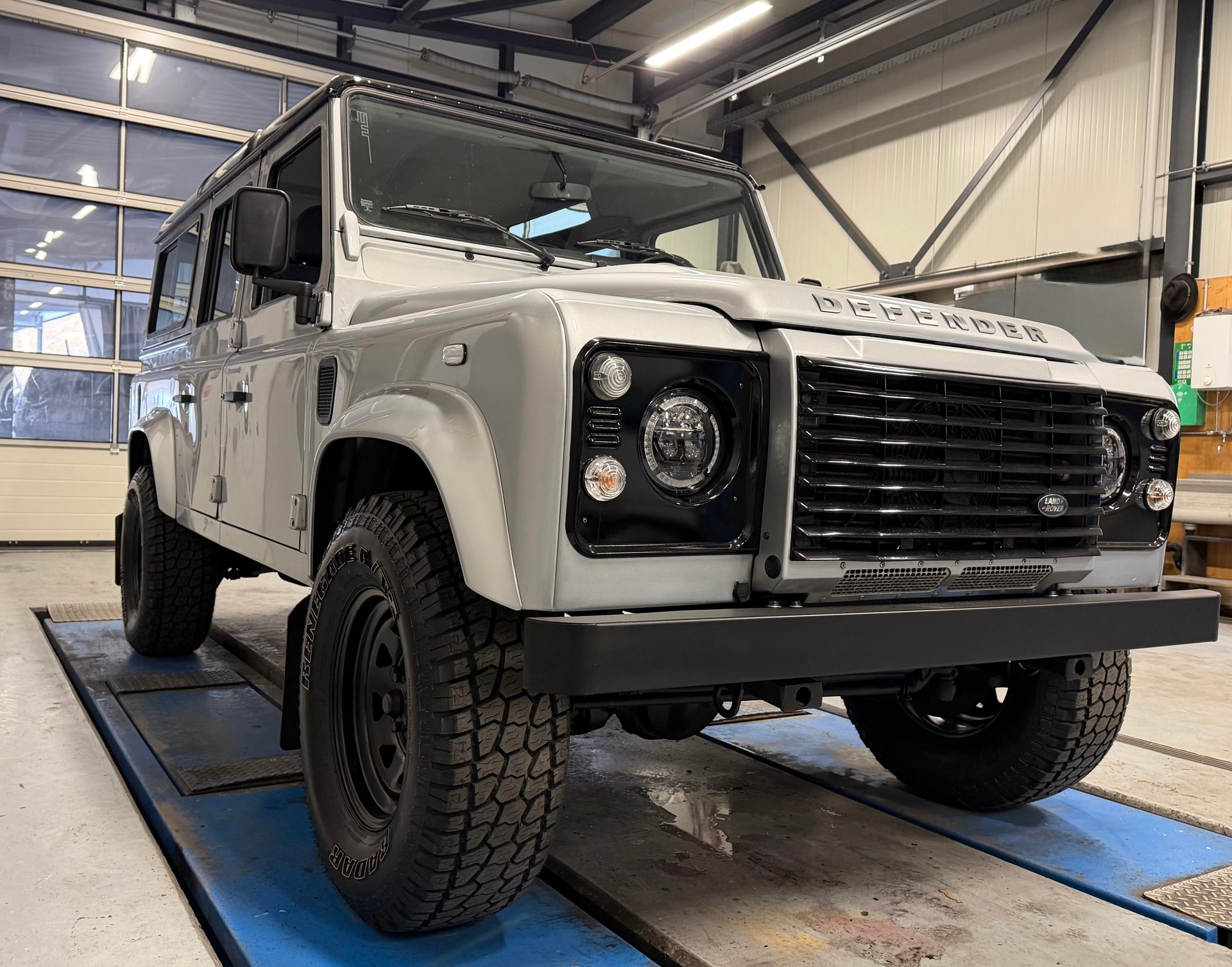 LAND ROVER Defender 110 2.2 TD4 Station Wagon-image-6