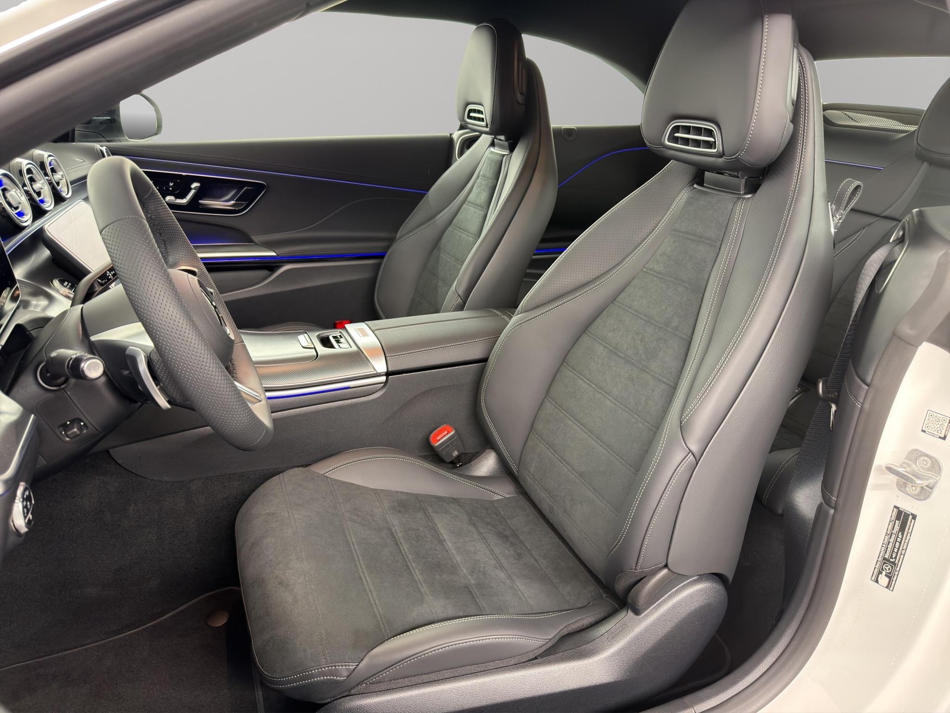 MERCEDES-BENZ CLE 200 AMG Line 4matic Cabriolet-image-6