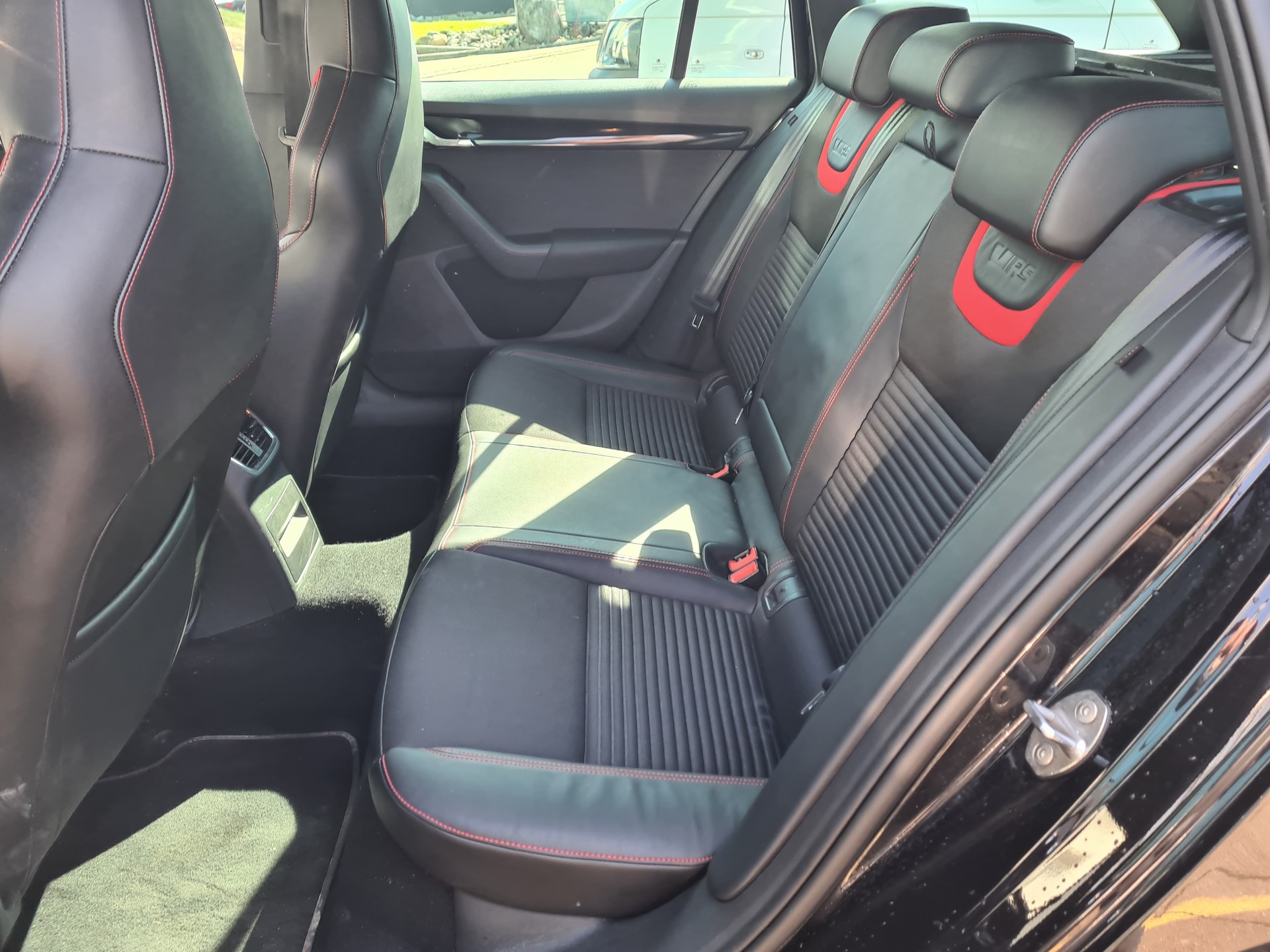 SKODA Octavia Combi 2.0 TDI RS DSG-image-8