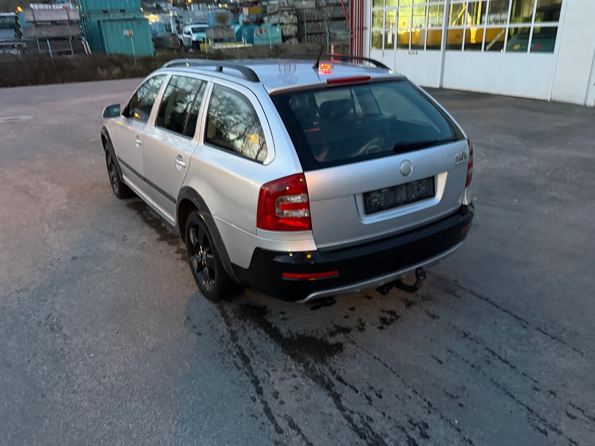 SKODA Octavia Scout 2.0 TDI 4x4-image-2