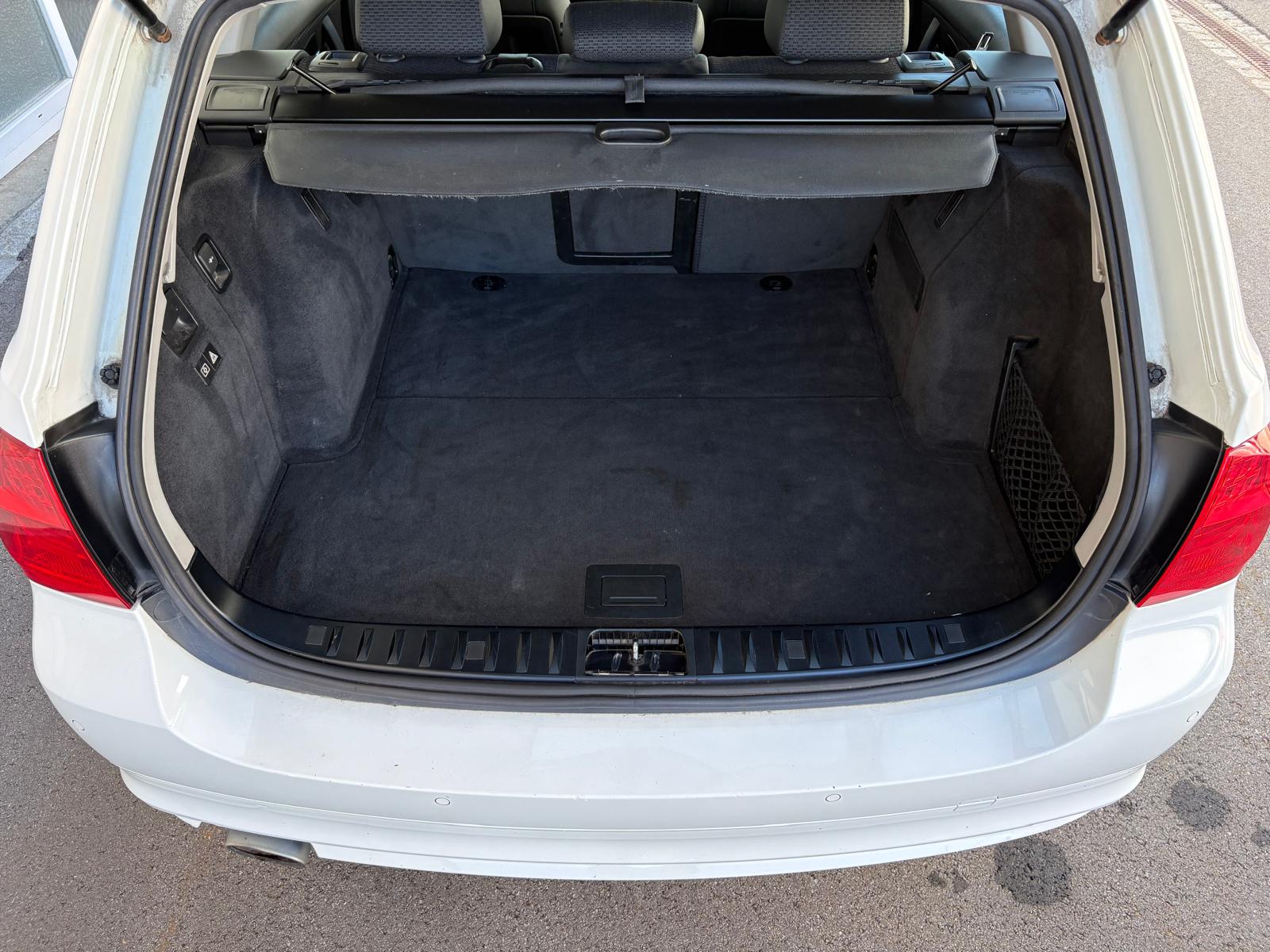 BMW 320d xDrive Touring Dynamic Edition Steptronic-image-12