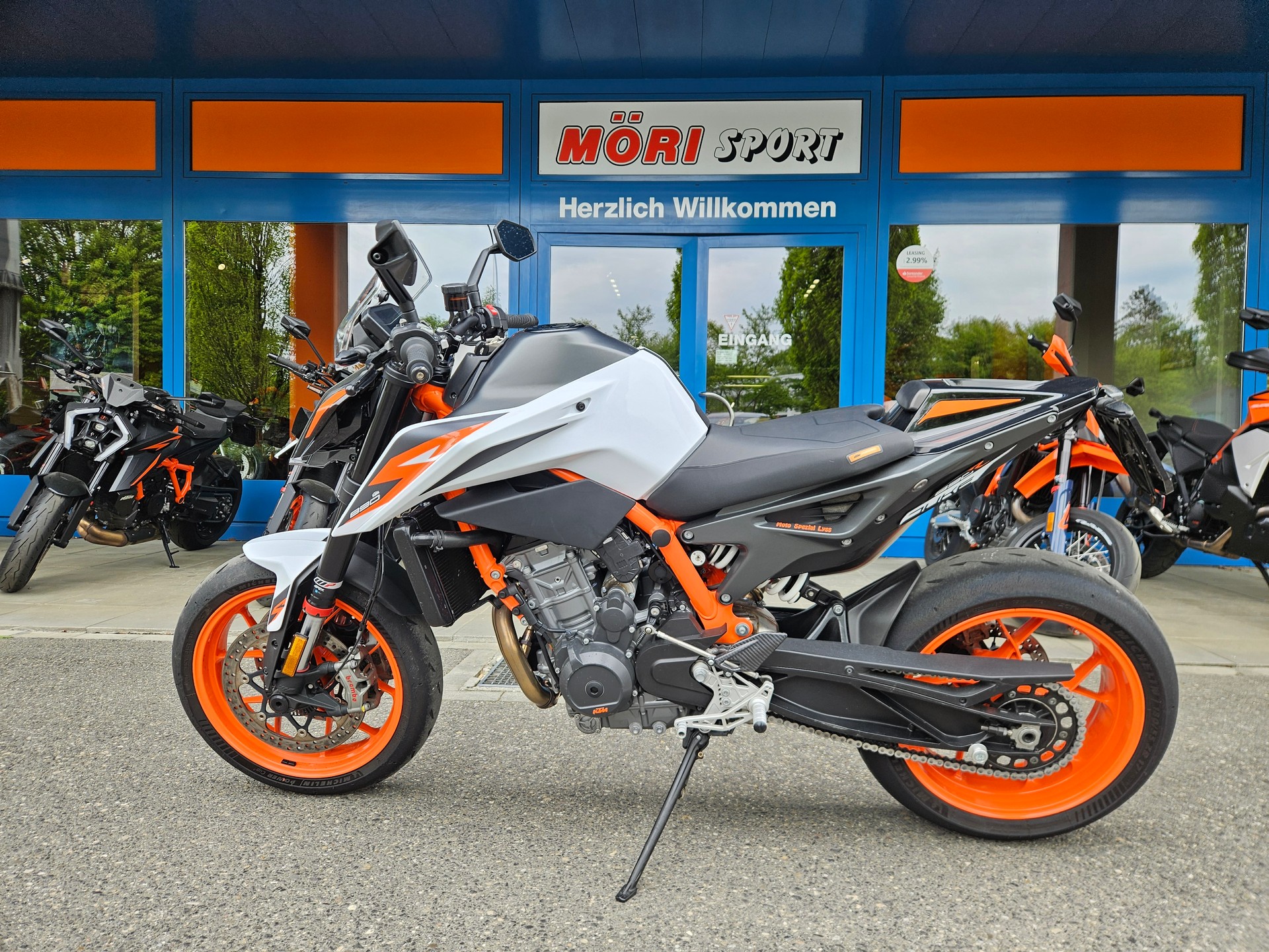 KTM 890 Duke R-showroom-element-3