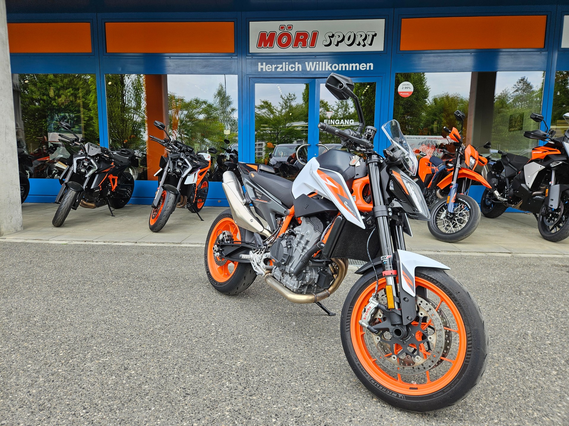 KTM 890 Duke R-showroom-element-1