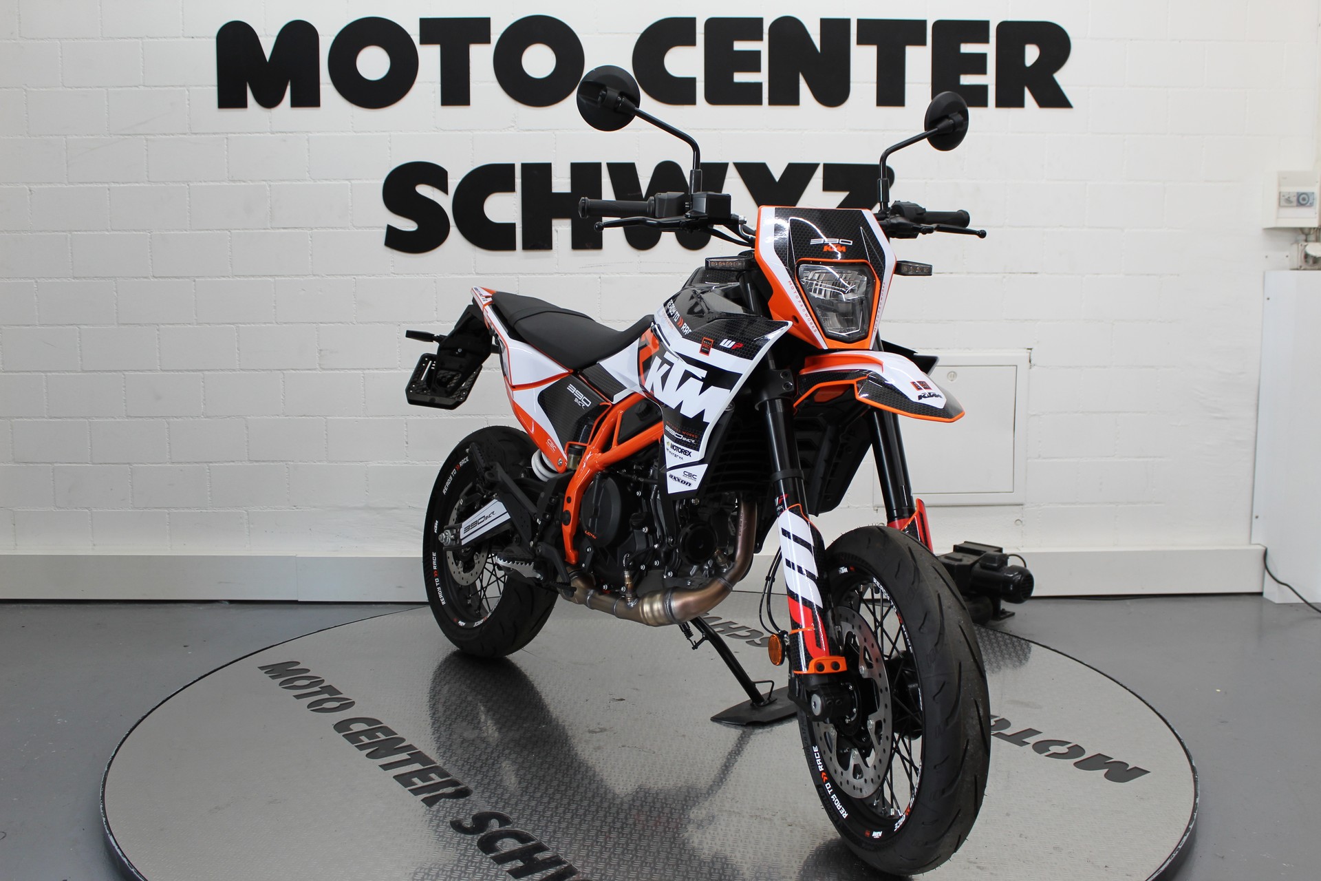 KTM 390 SMC R-showroom-element-2