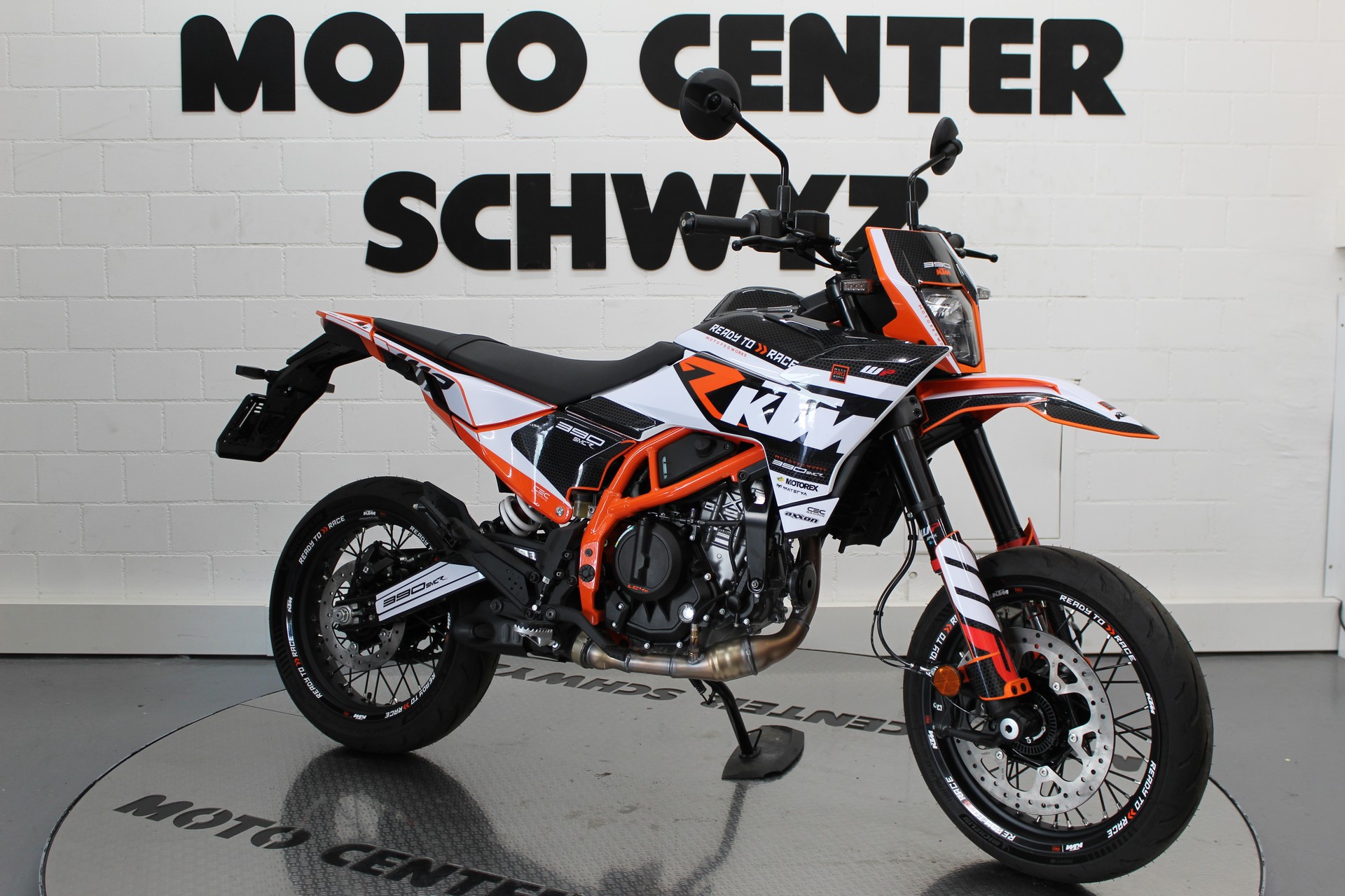 KTM 390 SMC R-showroom-element-1