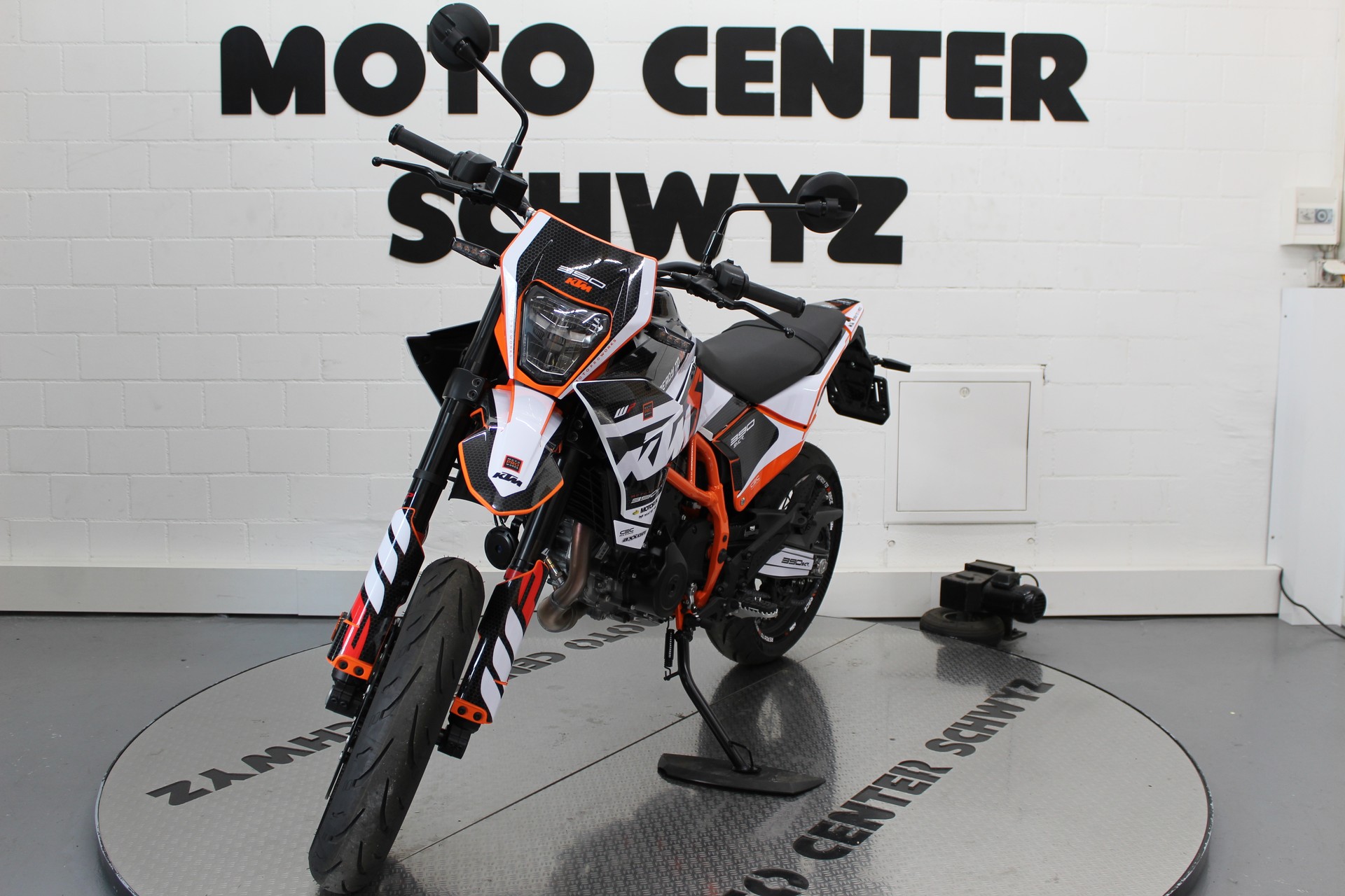 KTM 390 SMC R-showroom-element-3