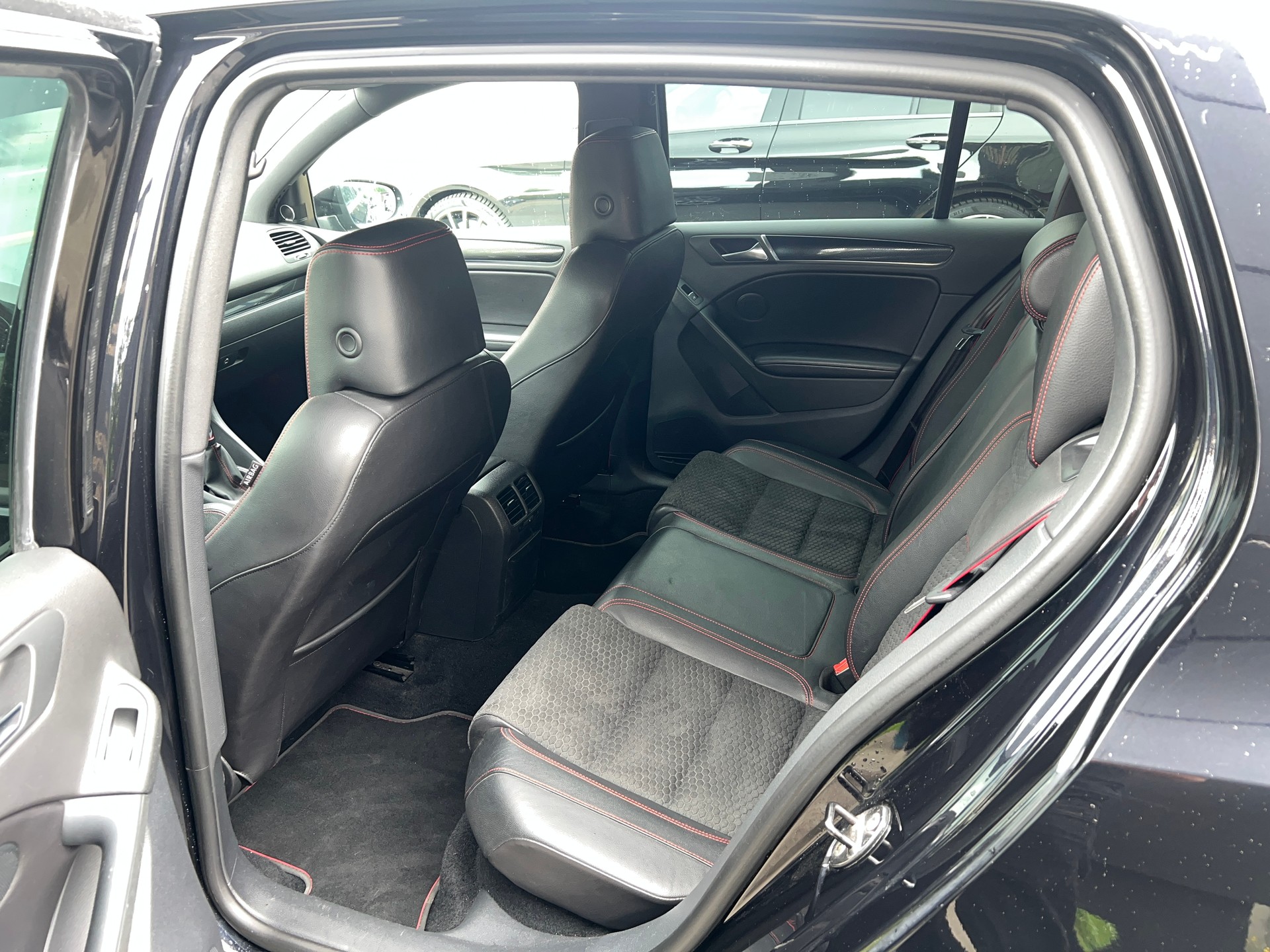 VW Golf 2.0 TSI GTI Edition 35-image-4