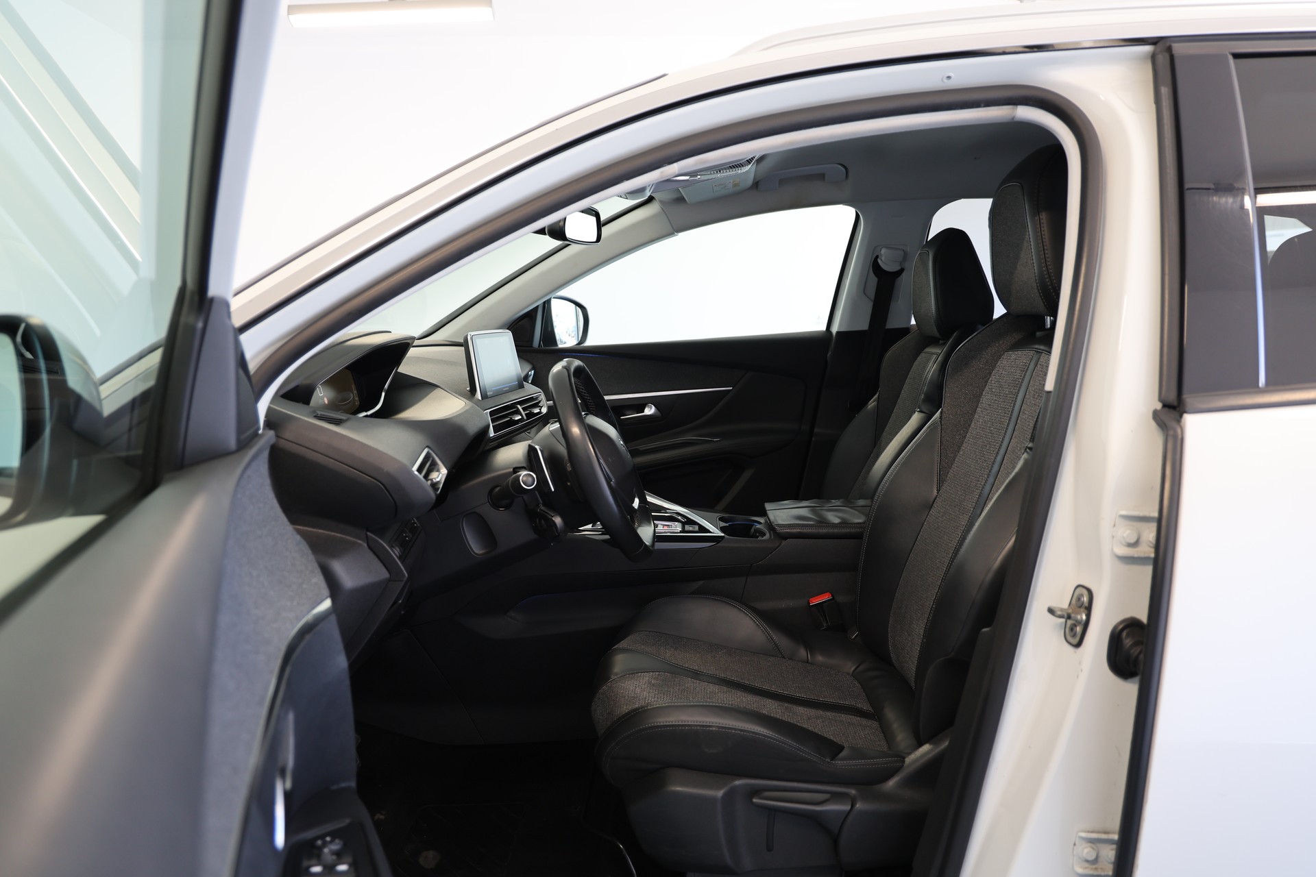 PEUGEOT 3008 1.6 BlueHDi Allure EAT-image-5
