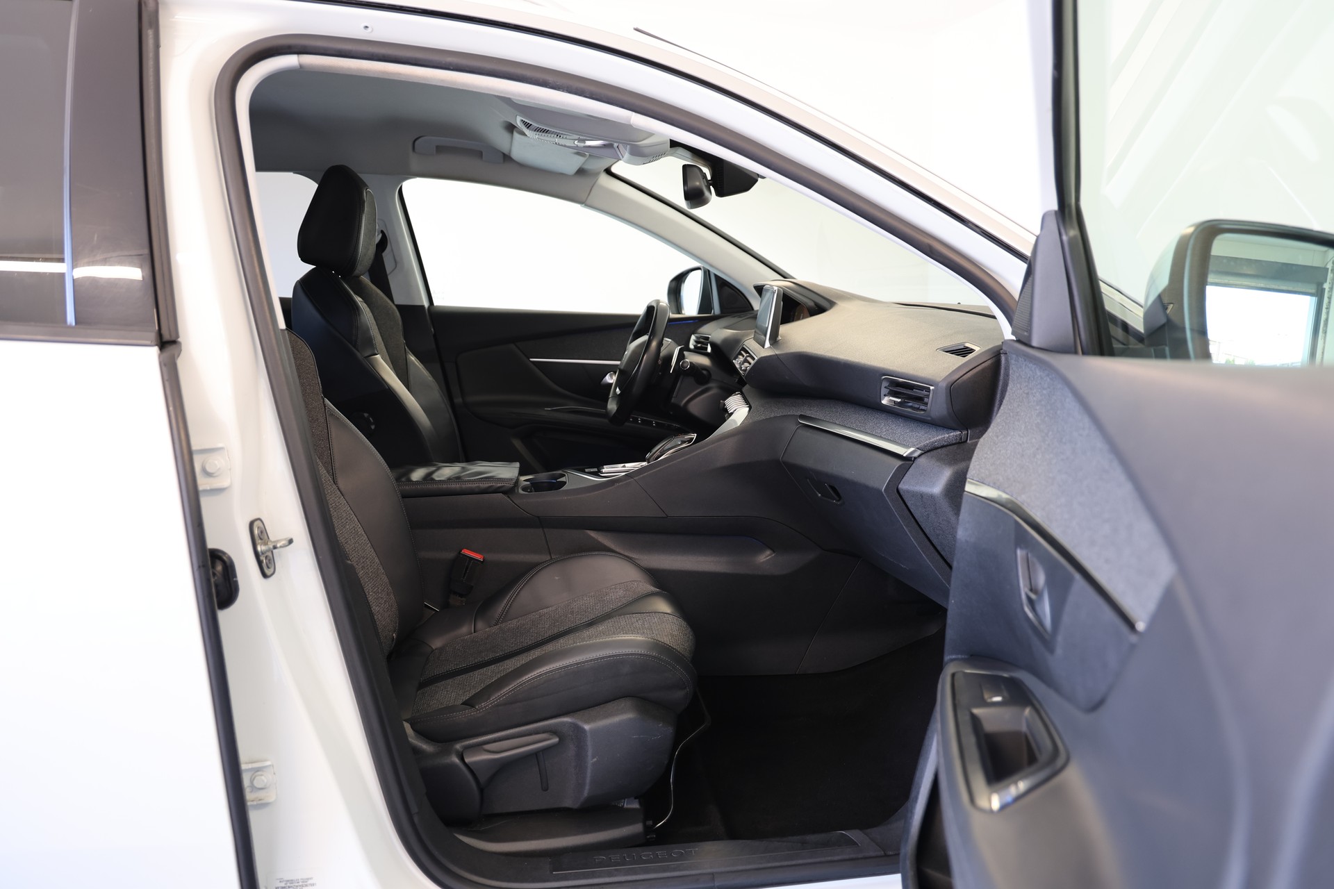 PEUGEOT 3008 1.6 BlueHDi Allure EAT-image-11