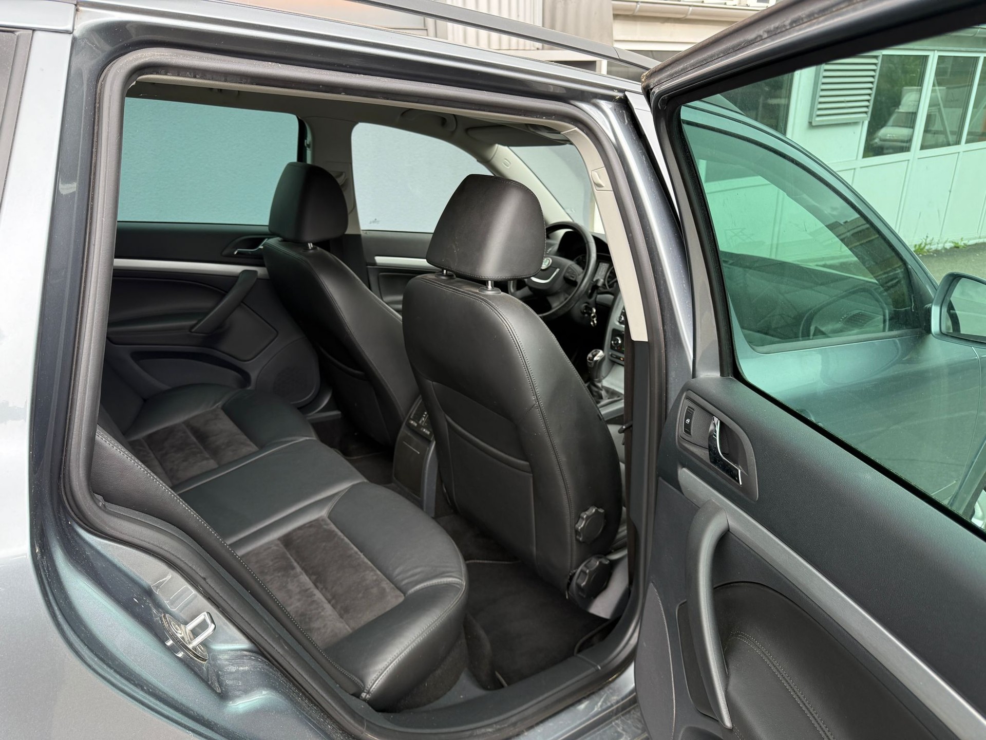 SKODA Octavia Combi 1.8 TSI Scout 4x4-image-14