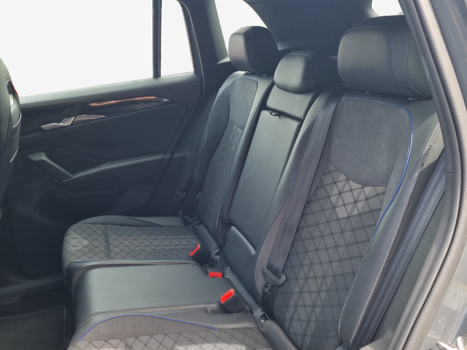 VW Tiguan 2.0 TDI SCR R-Line 4Motion DSG-image-11