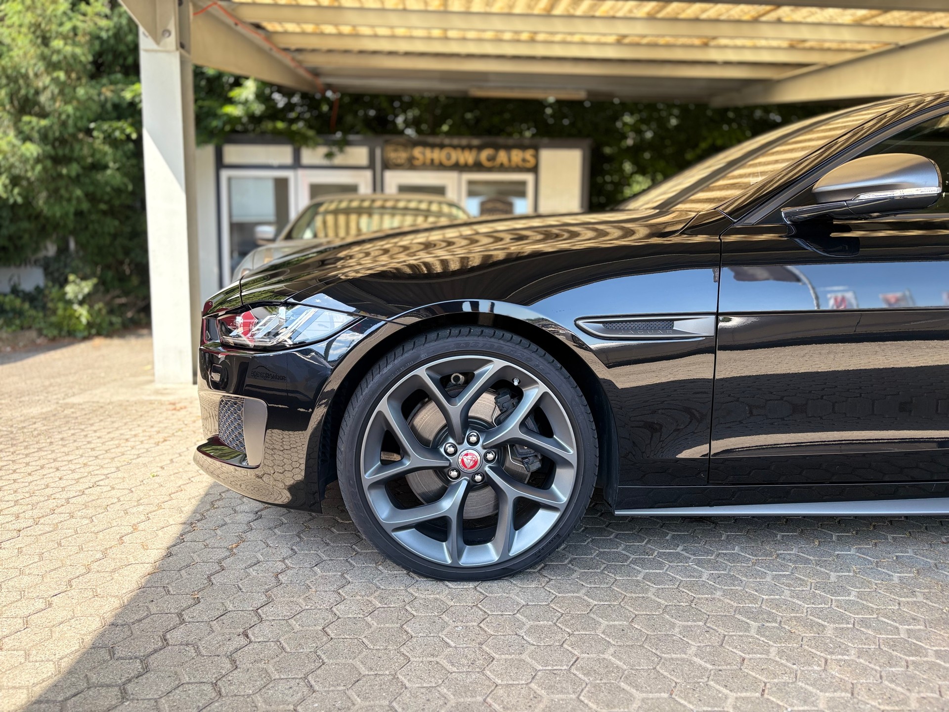 JAGUAR XE 30t 2.0 300 Sport AWD Automatic-image-1